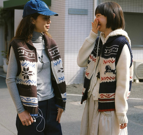 2色 レイヤードに着回し抜群！ウール100%北欧風編みベスト ポケット付き【秋冬春】ネイビー系・ブラウン系 1枚目の画像