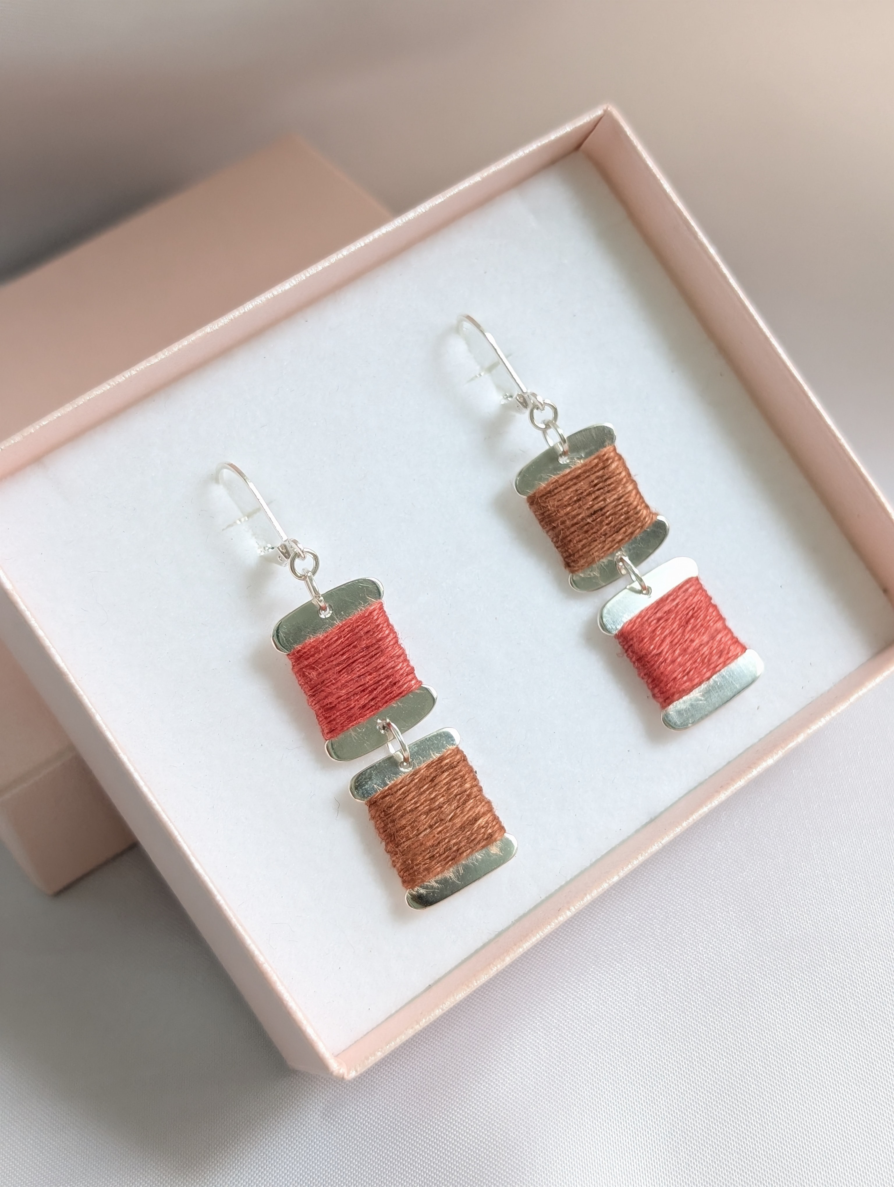 【糸巻きアクセサリー “ 山紅 ” 】 Silver925×草木染めリネン糸