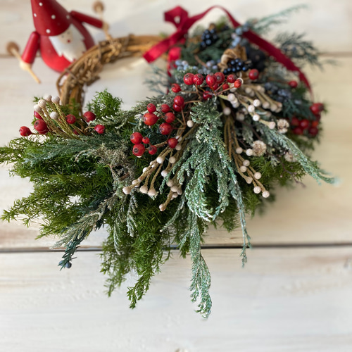 3.かクリスマスハーフリース プリザーブドフラワー︎︎針葉樹⟡流れるベリーたちのクリスマスリース