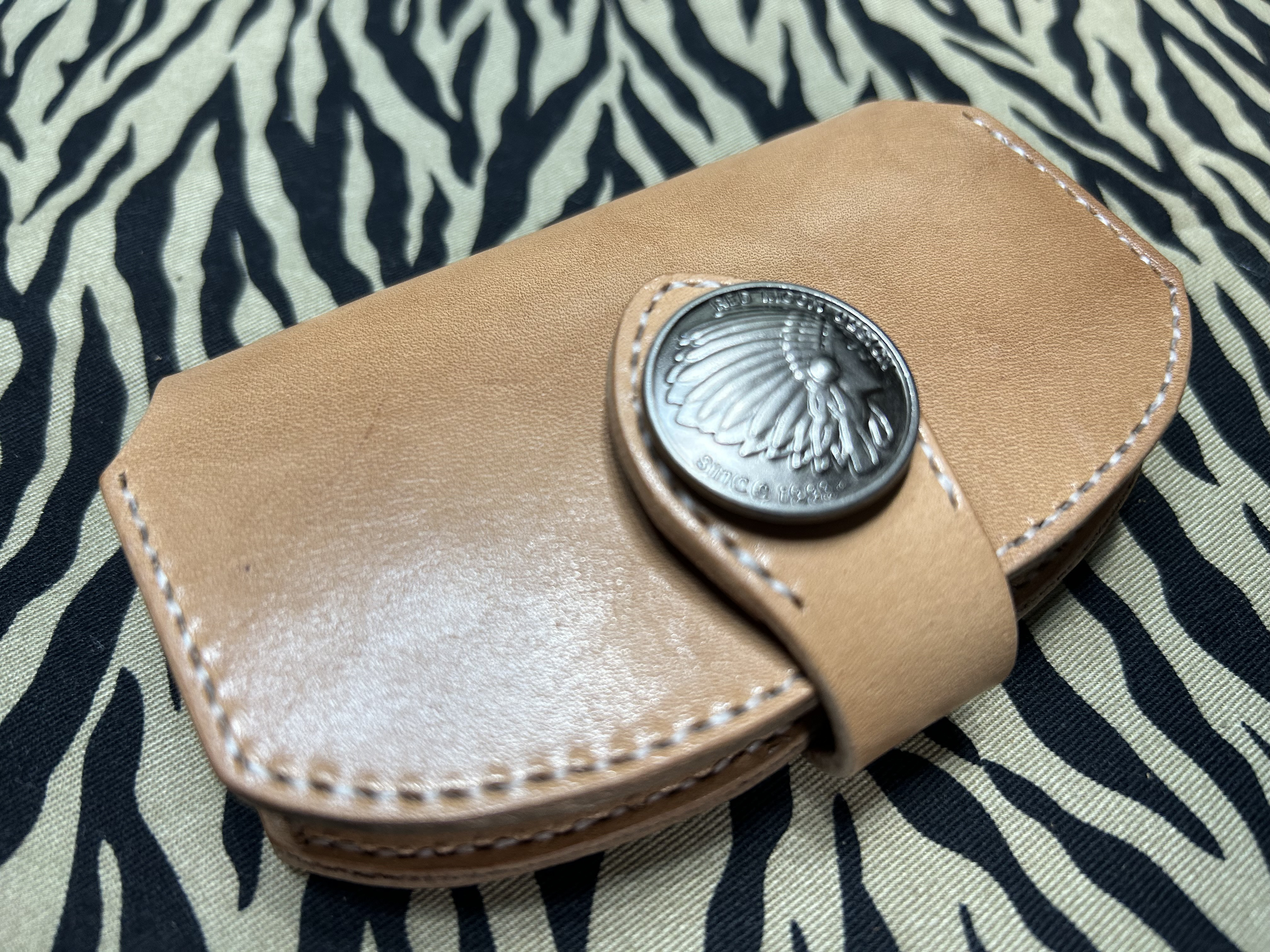 大人気高級栃木レザー　2つ折りたたみwallet コンチョ留め　小さくて持ちやすい財布 コインケース入れ付き