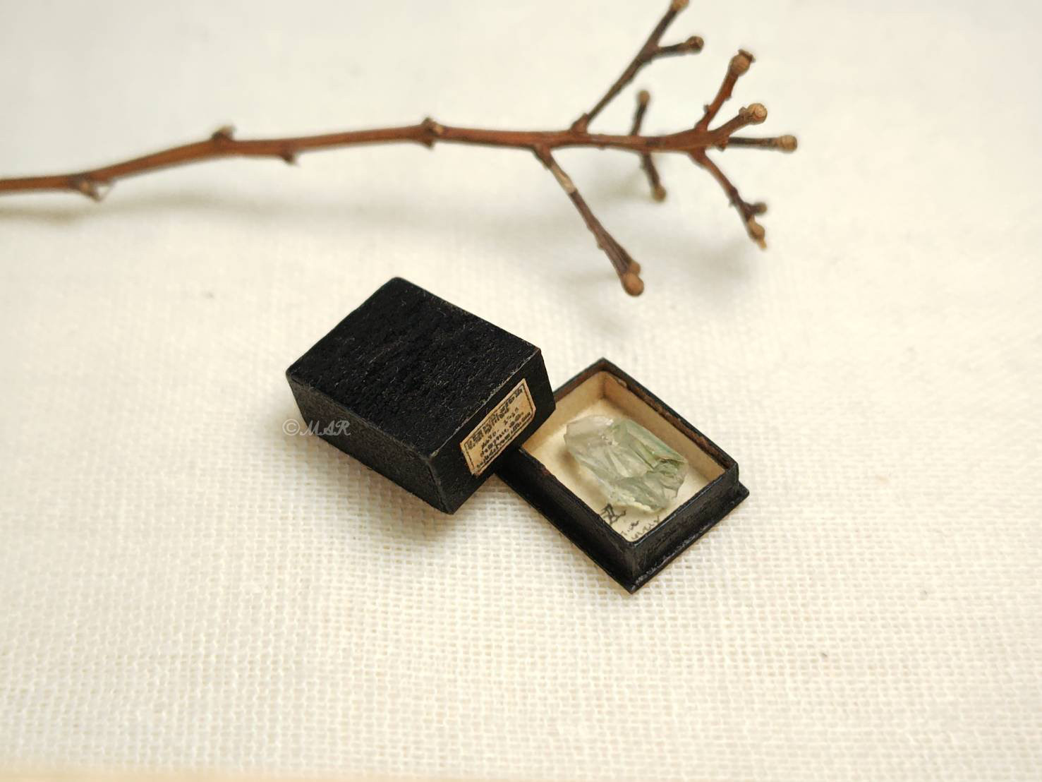 思いを巡らせるミニチュアアート『水の星の欠片』異世界郵便局からこぼれた荷物02 鉱物標本