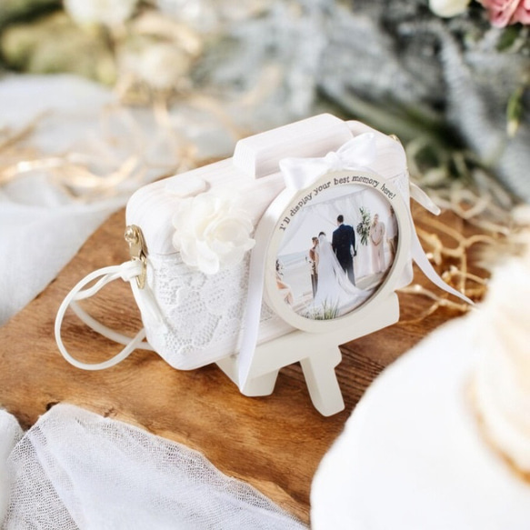 冬限定2025　結婚祝いに贈る 名入れフォトフレーム｜木製カメラ型×レース＆リボン×三脚付き《写真セット可》 6枚目の画像