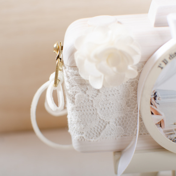 冬限定2025　結婚祝いに贈る 名入れフォトフレーム｜木製カメラ型×レース＆リボン×三脚付き《写真セット可》 3枚目の画像