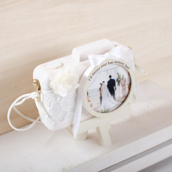 冬限定2025　結婚祝いに贈る 名入れフォトフレーム｜木製カメラ型×レース＆リボン×三脚付き《写真セット可》 2枚目の画像