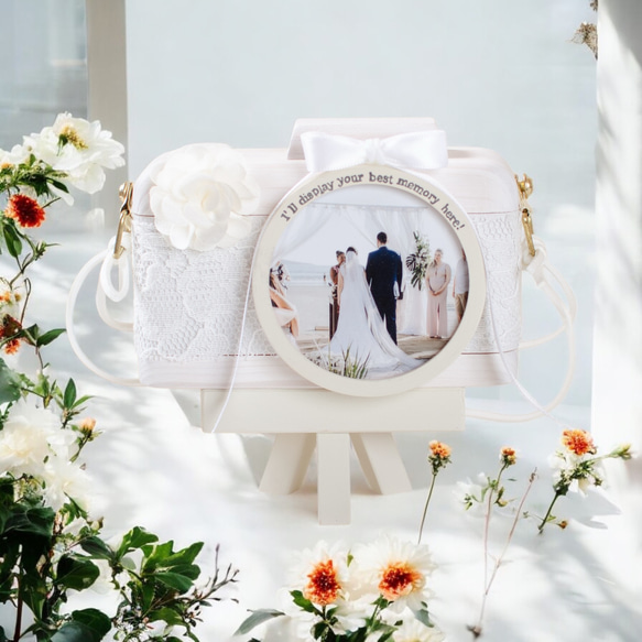 冬限定2025　結婚祝いに贈る 名入れフォトフレーム｜木製カメラ型×レース＆リボン×三脚付き《写真セット可》 1枚目の画像