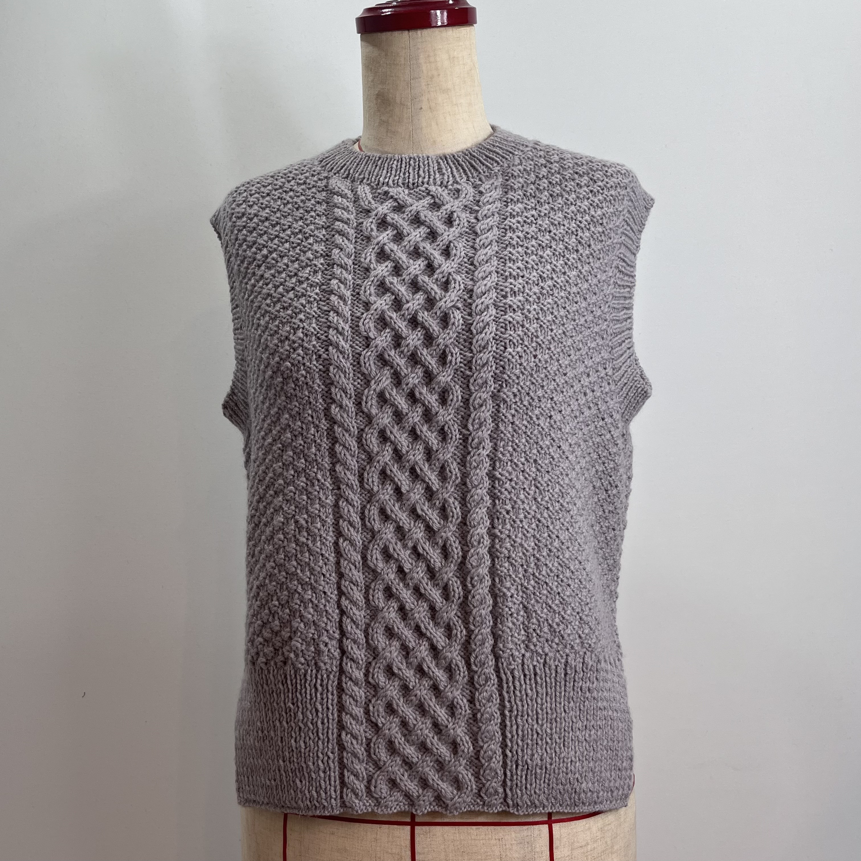 手編みアラン編みベスト