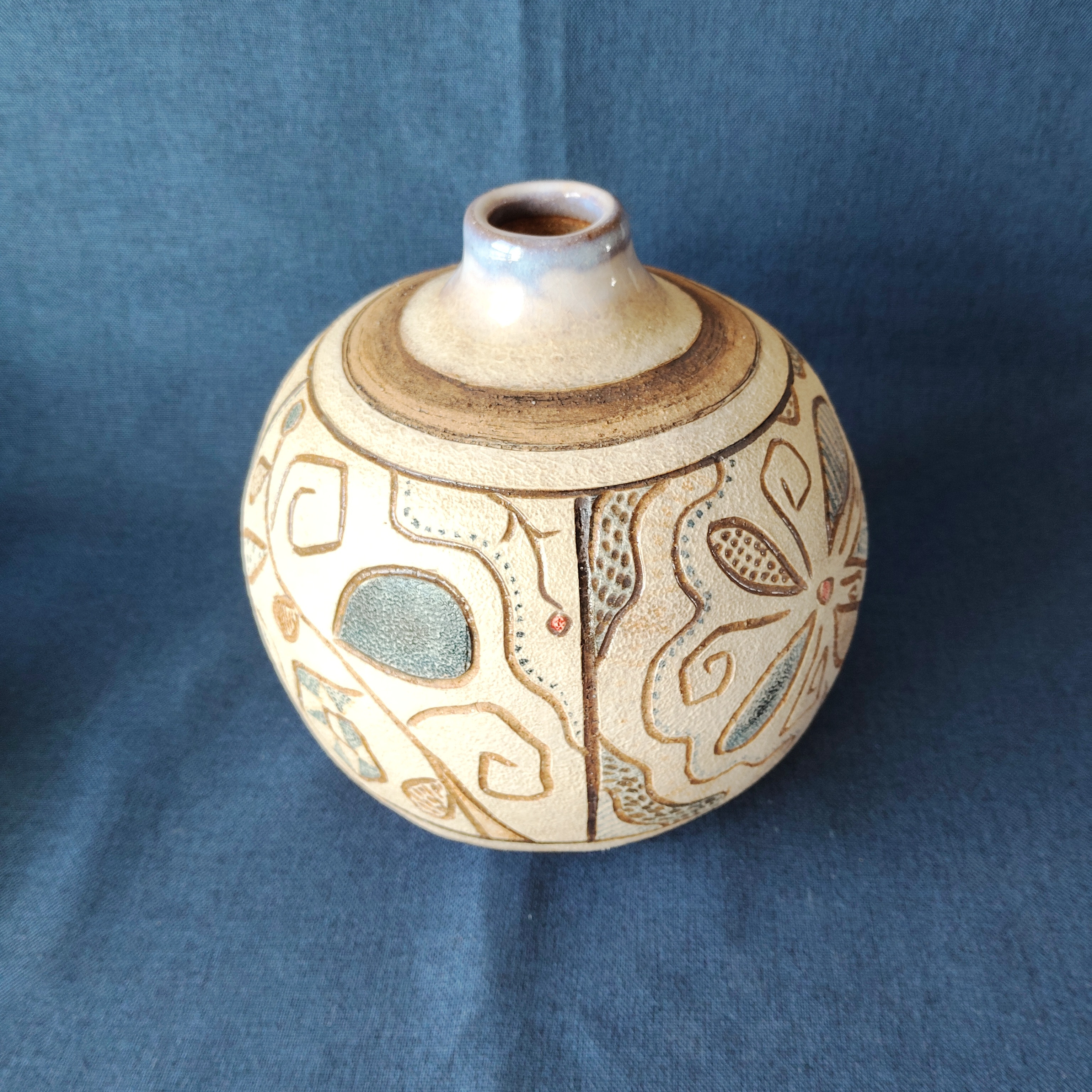 青線描模様花瓶