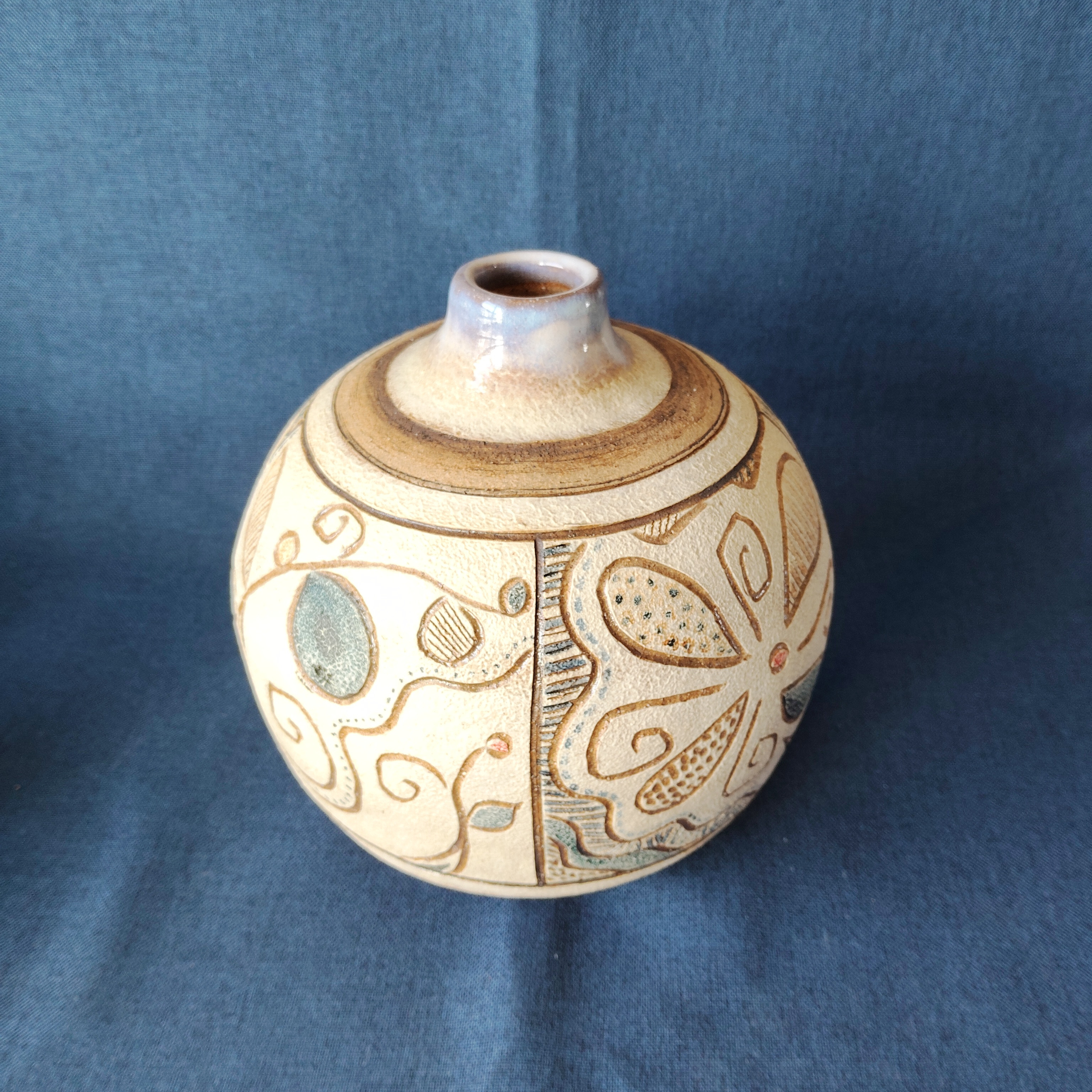 青線描模様花瓶