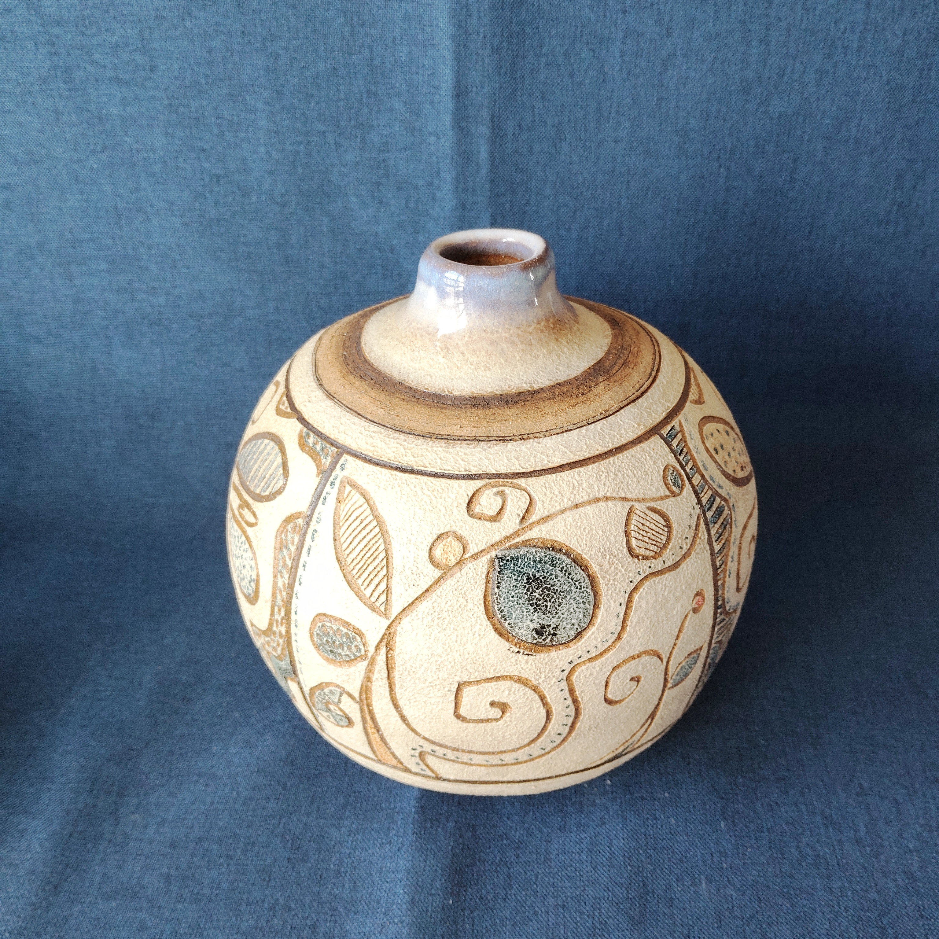 青線描模様花瓶