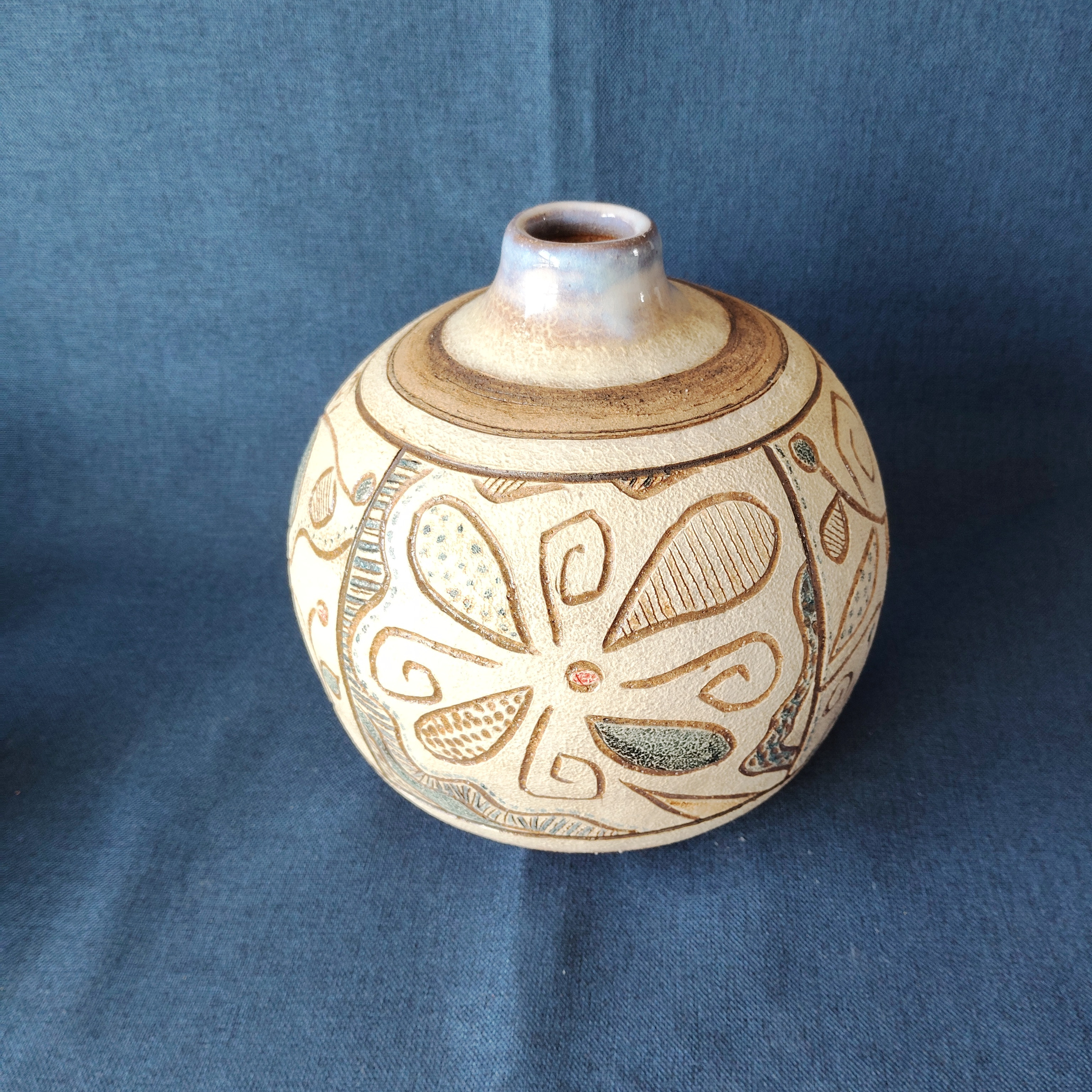 青線描模様花瓶