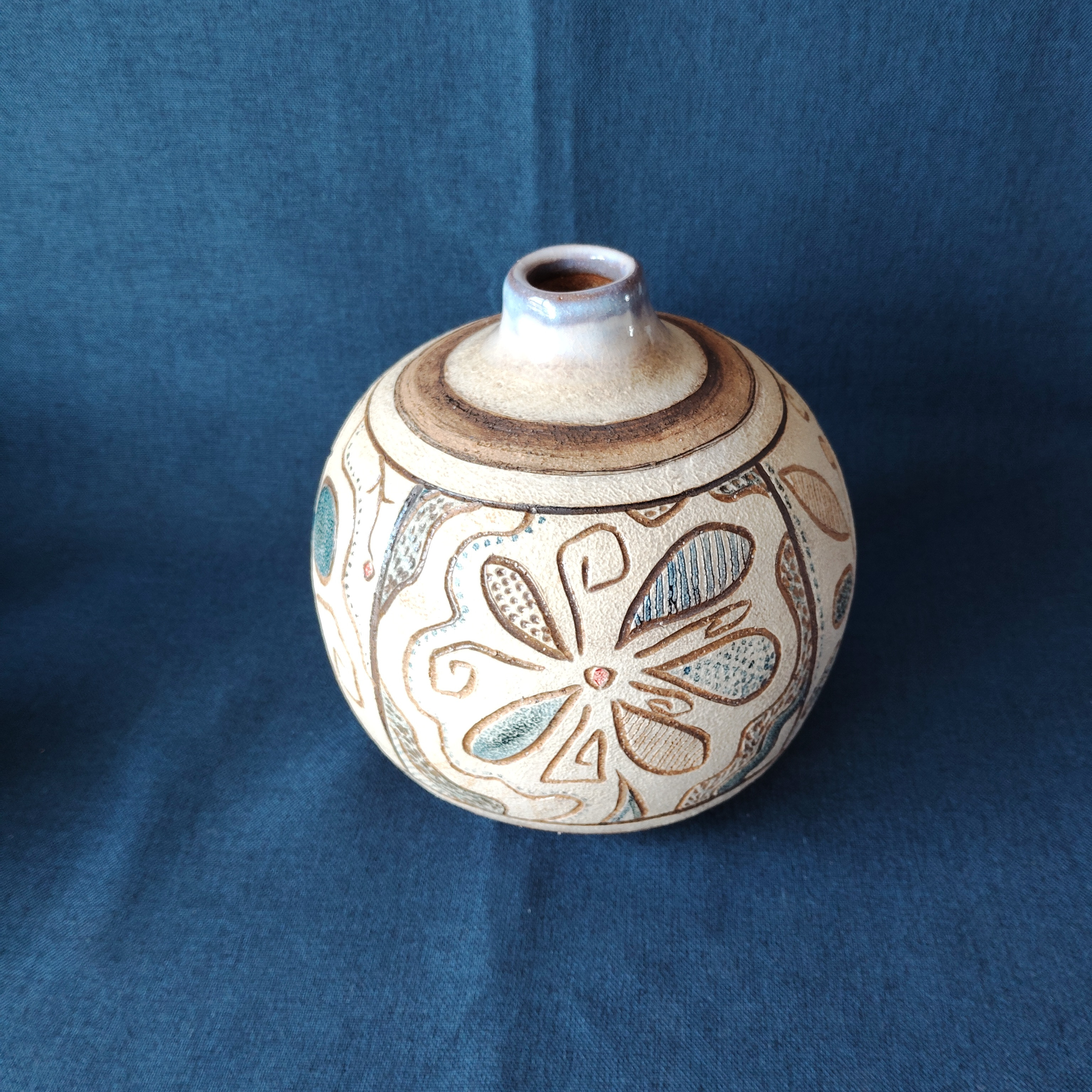 青線描模様花瓶