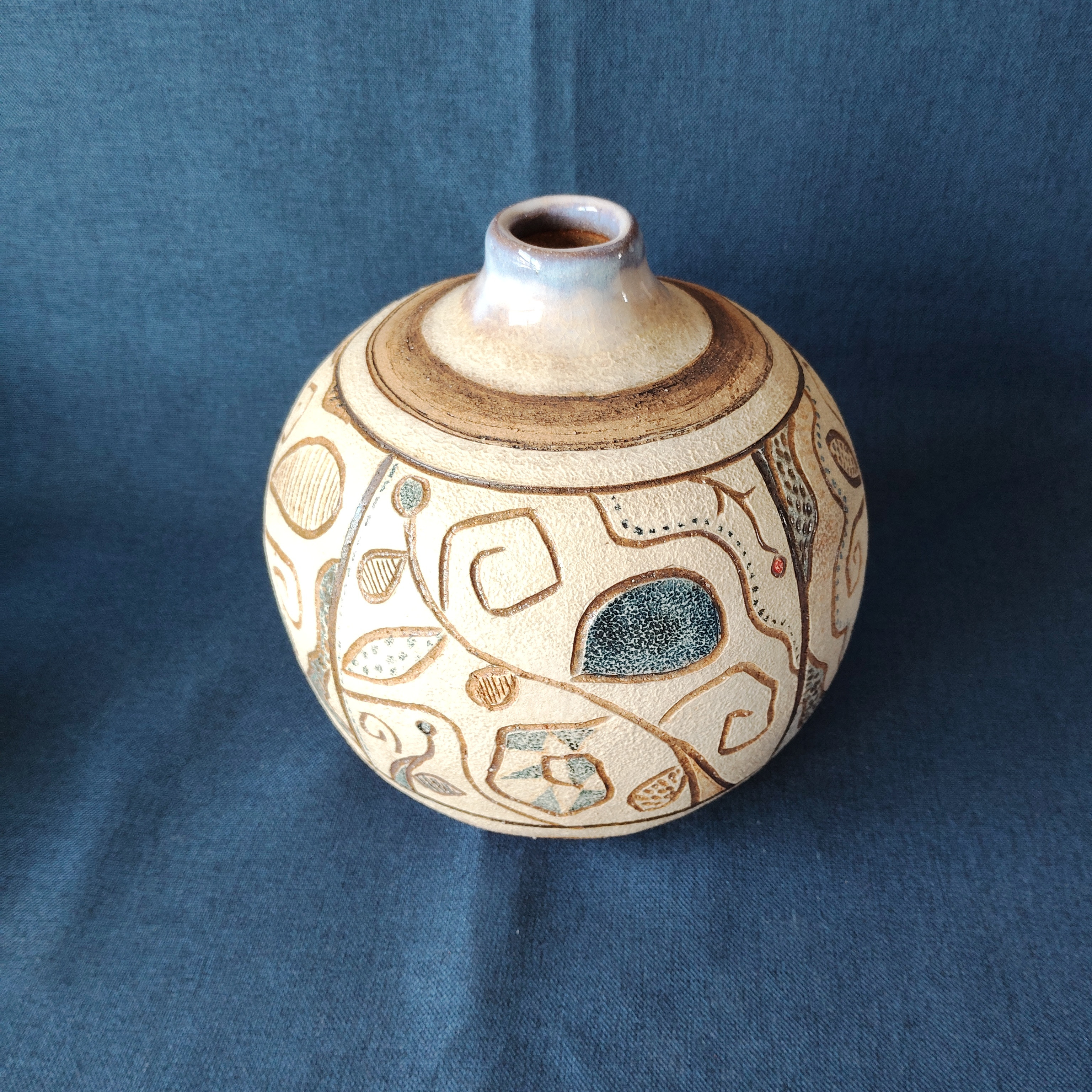 青線描模様花瓶