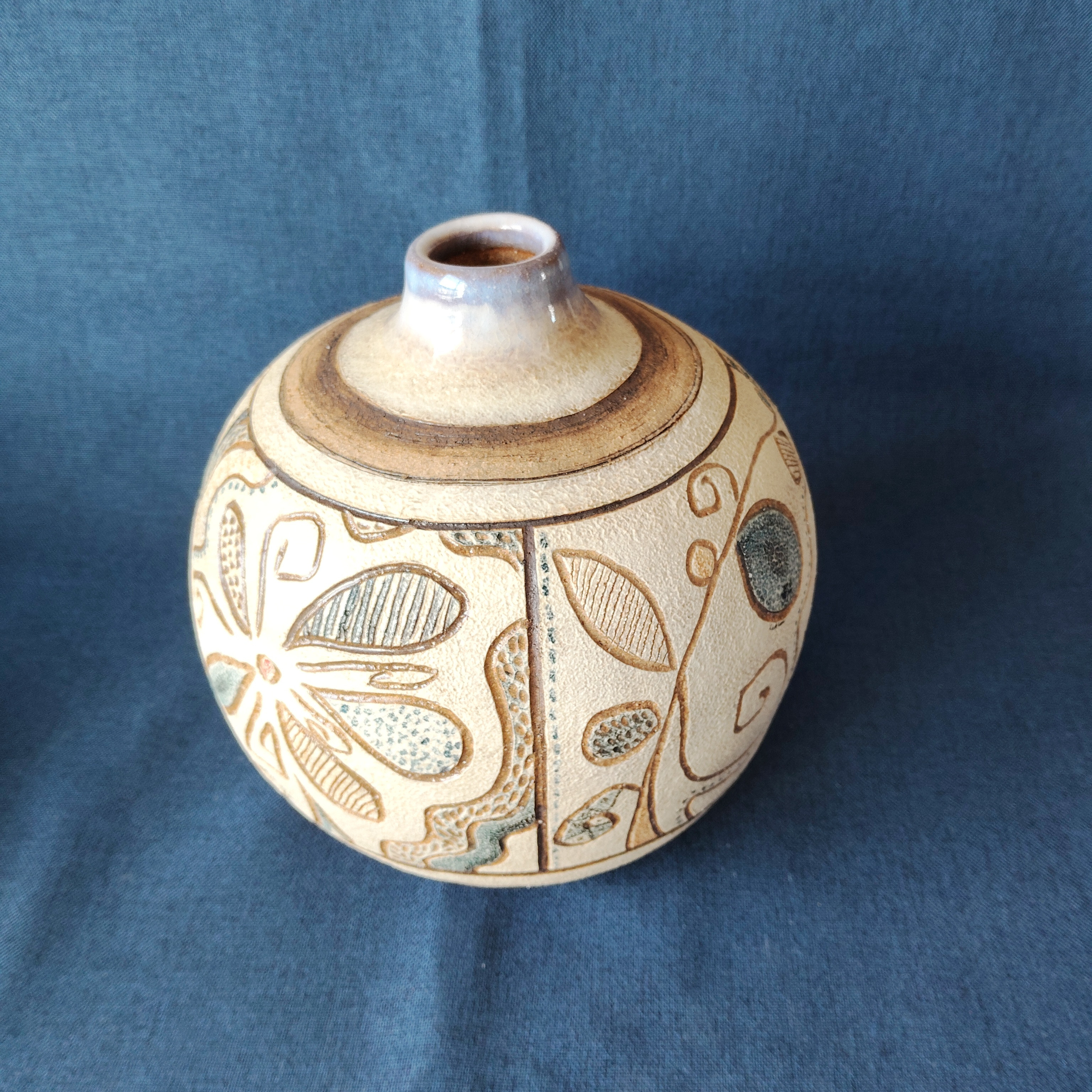 青線描模様花瓶