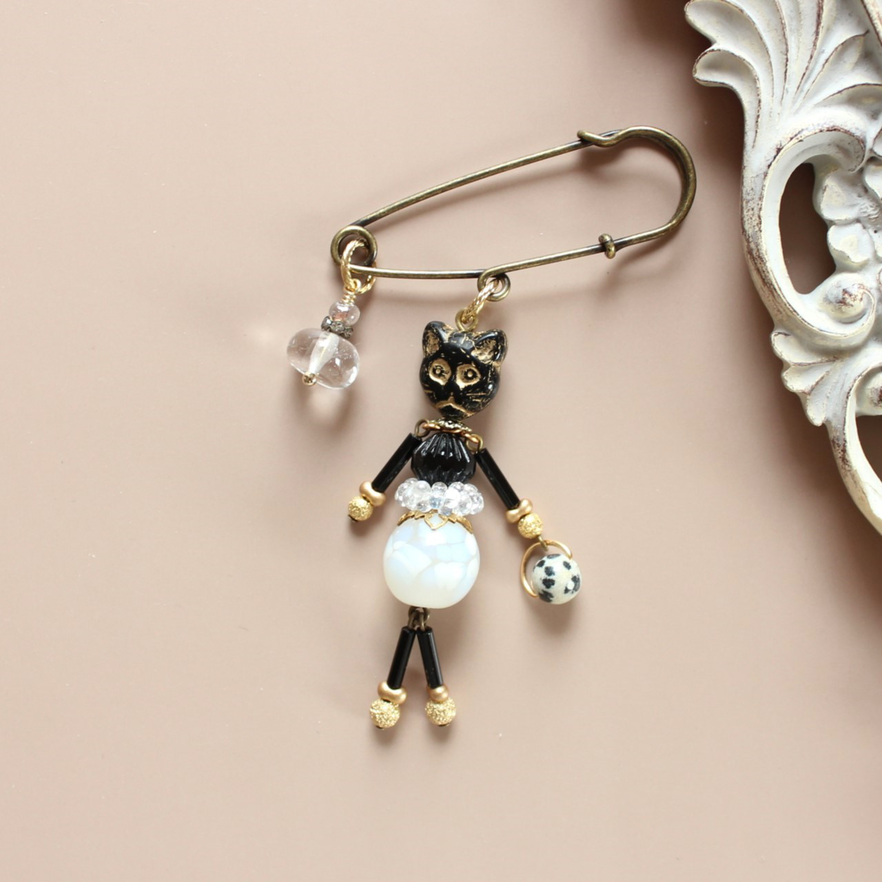 おしゃれな黒猫さん、クロディーヌのブローチ・ピン　ヴィンテージビーズ