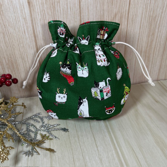 ニャンコたちのクリスマス小丸巾着　裏付き　レッド＆グリーン　送料込み 1枚目の画像