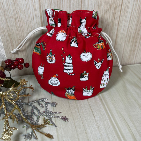 ニャンコたちのクリスマス小丸巾着　裏付き　レッド＆グリーン　送料込み 2枚目の画像
