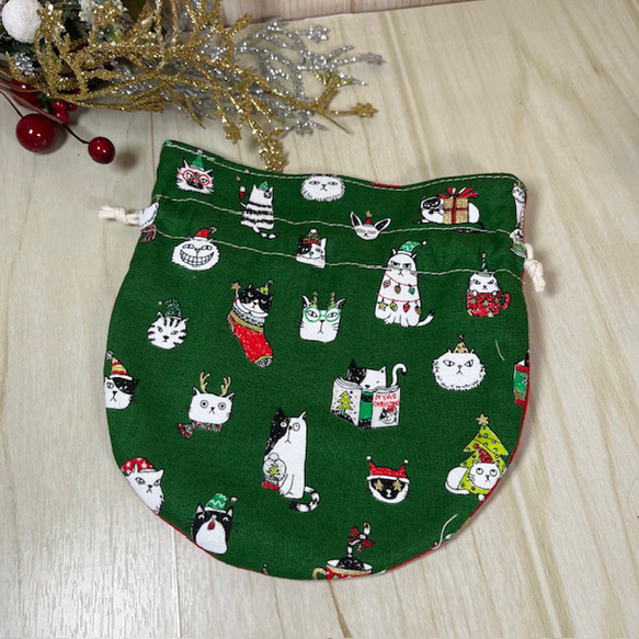 ニャンコたちのクリスマス小丸巾着　裏付き　レッド＆グリーン　送料込み 3枚目の画像