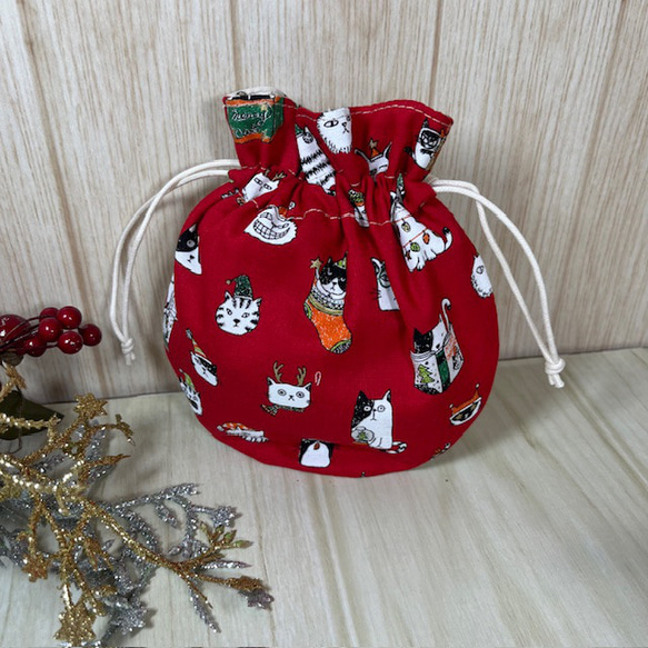 ニャンコたちのクリスマス小丸巾着　裏付き　レッド＆ホワイト　送料込み 2枚目の画像