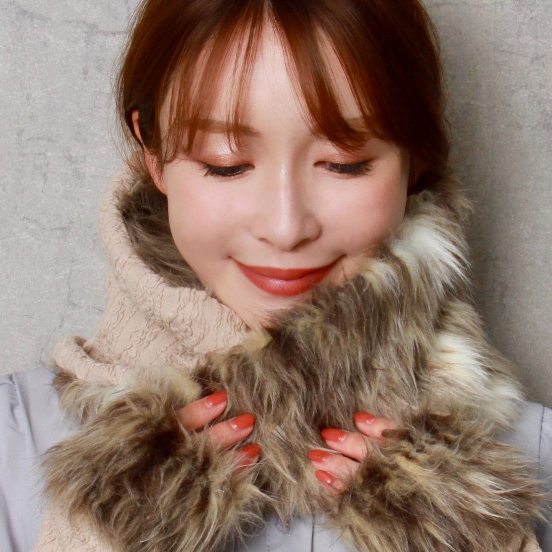 アラン織りジャガードニットとグラデーションロングファーのねじりスヌード【ベージュ】クリスマスギフトにも