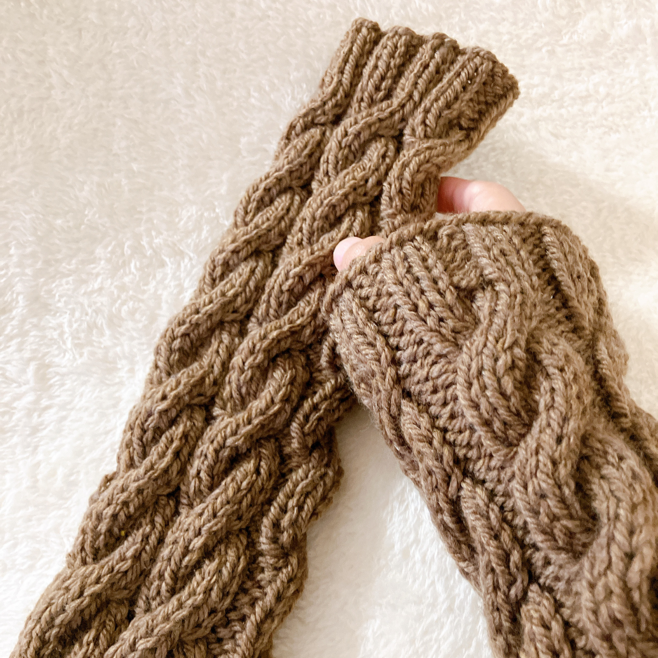 ハンドウォーマー　ブラウン　アームウォーマー　アラン模様　秋冬　ハンドメイド　防寒