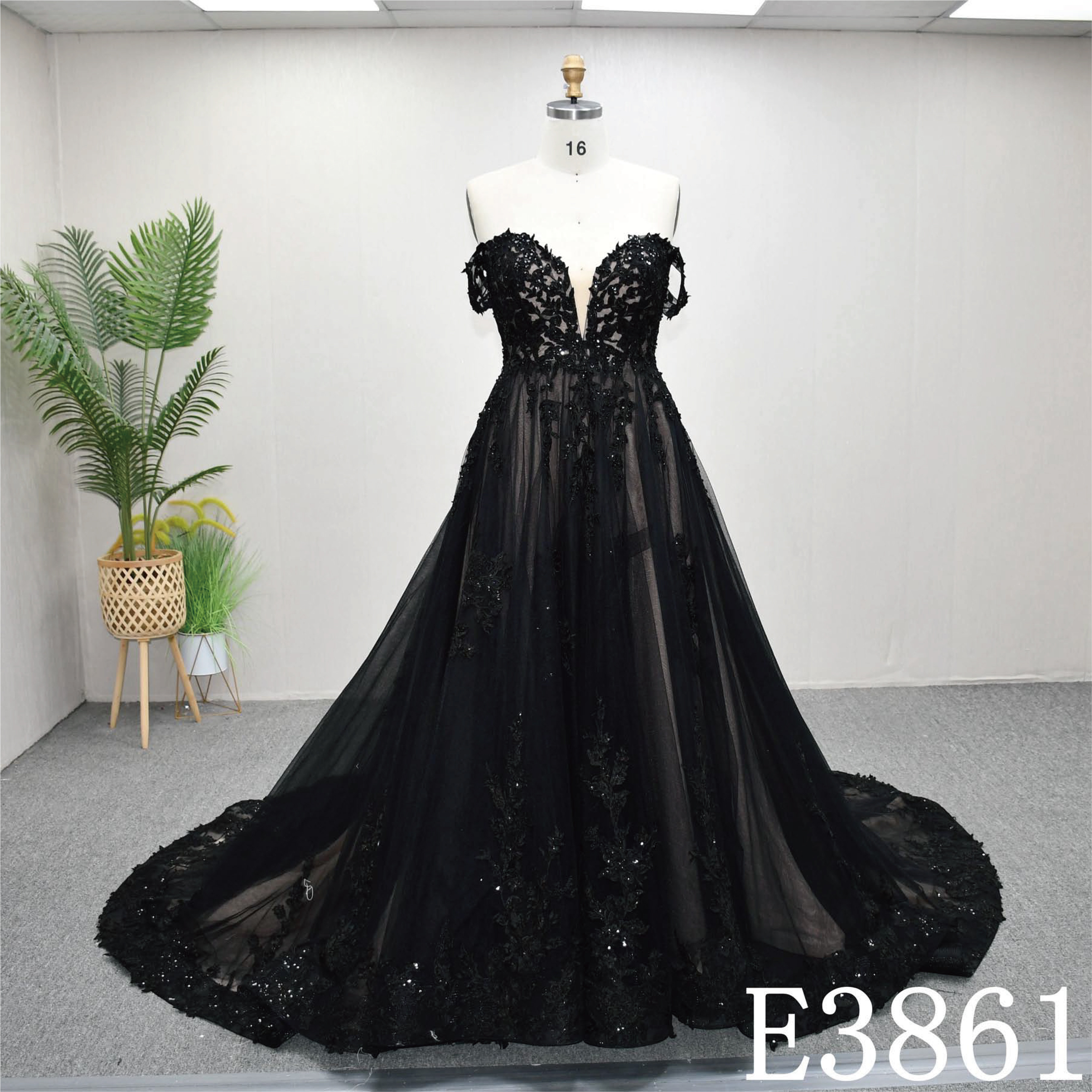 大人気上昇中　きらきらレース　ブラックチュール黒　パーティーカラードレス　ロングトレーン　美品オーダーメイド可能結婚式