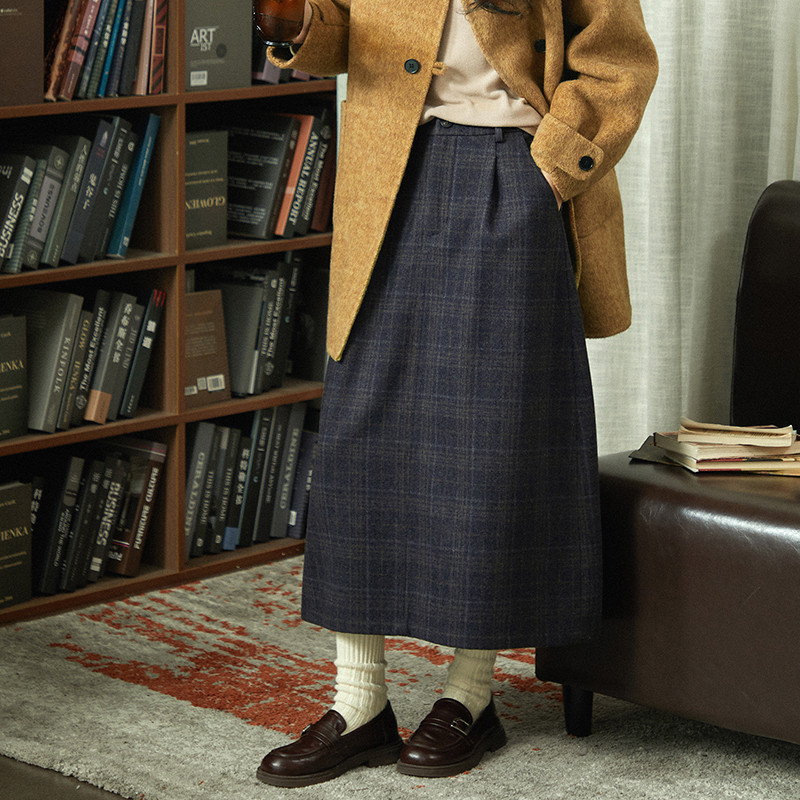 ウールのほっこりとした厚手素材が、冬の光を柔らかく包むチェックのスカート。2色S582