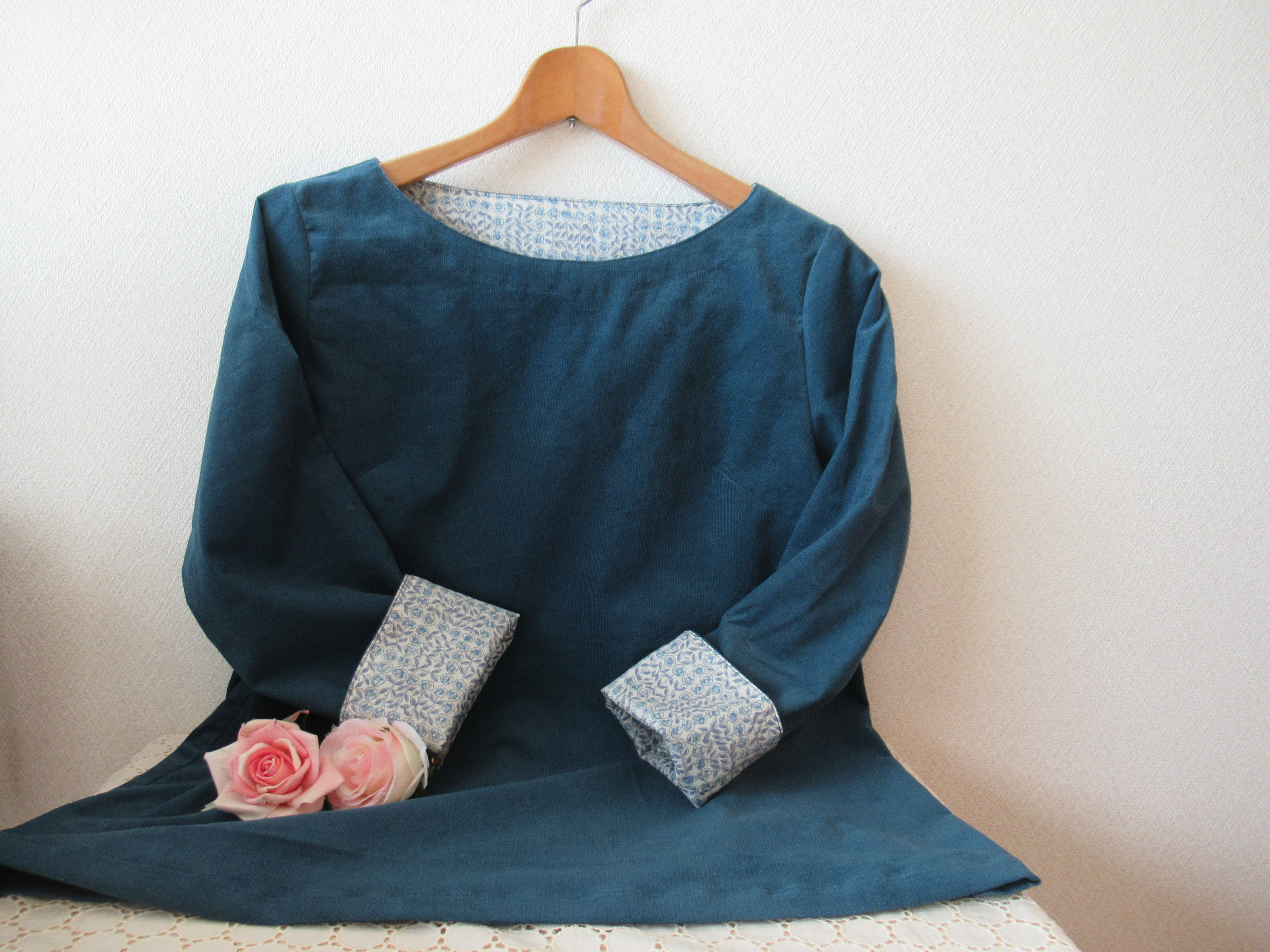 細コーデュロイタンブラー加工❛ブルーグリーン❜＆タナローン❛スリーピングローズ❜でボートネッククブラウスM～Lサイズ♪