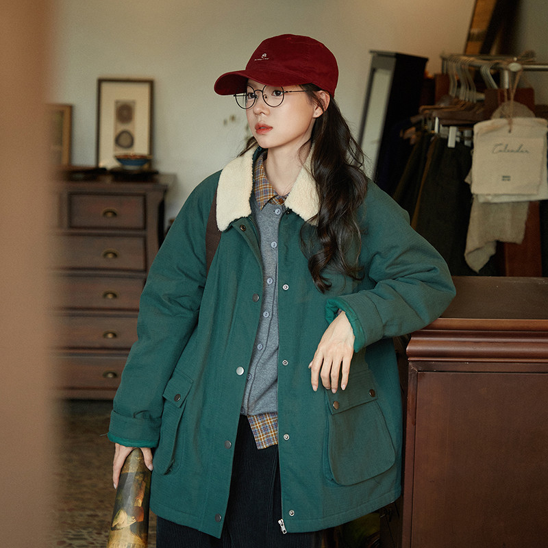 コットン100%の肌触りと、ふわふわのファー付き衿がほっこり温もりを包む綿入れジャケット。2色S583