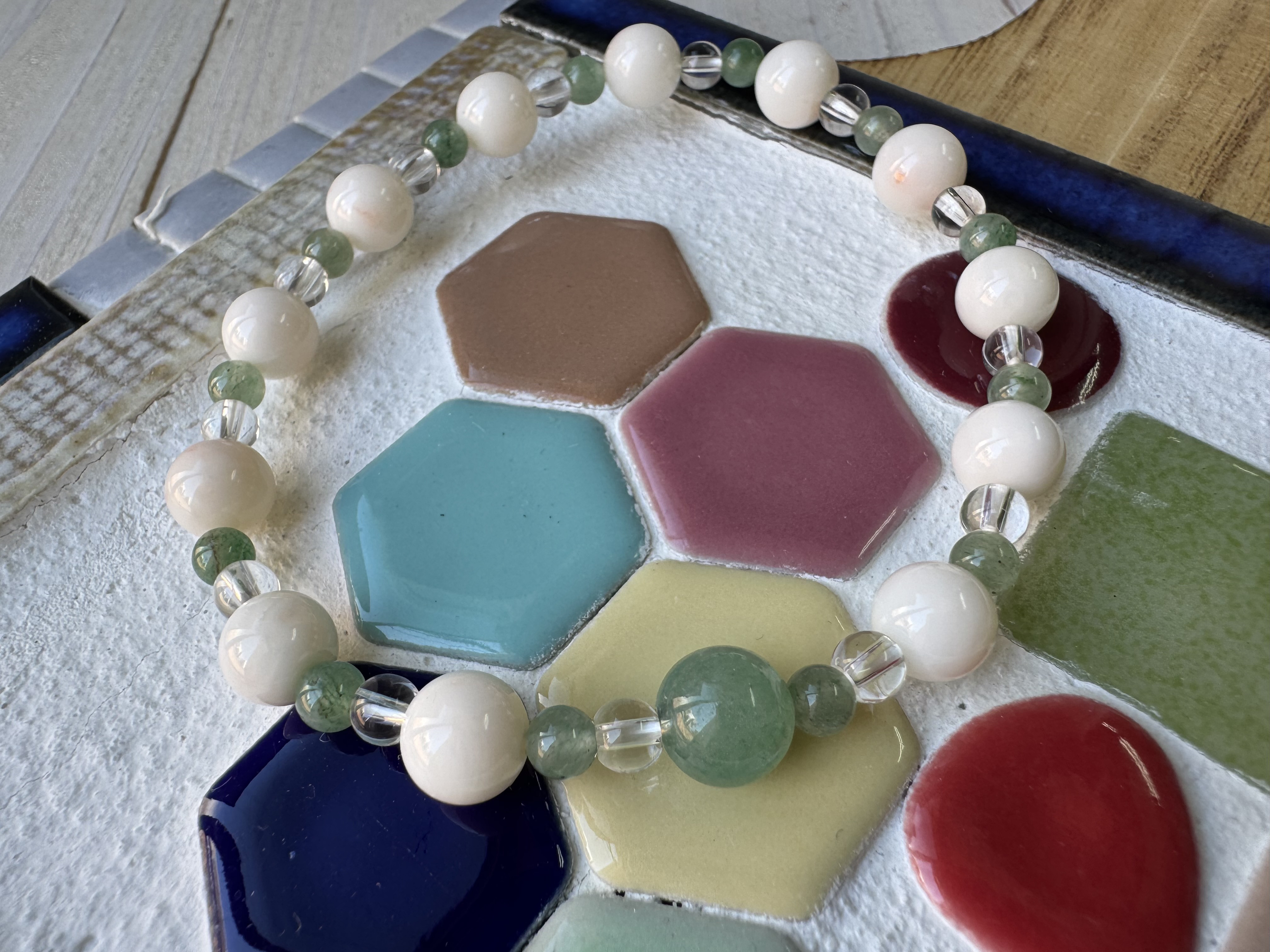 【一点もの】みどりの天然石アベンチュリンとホワイトコーラルのブレスレット（シリコンゴム）