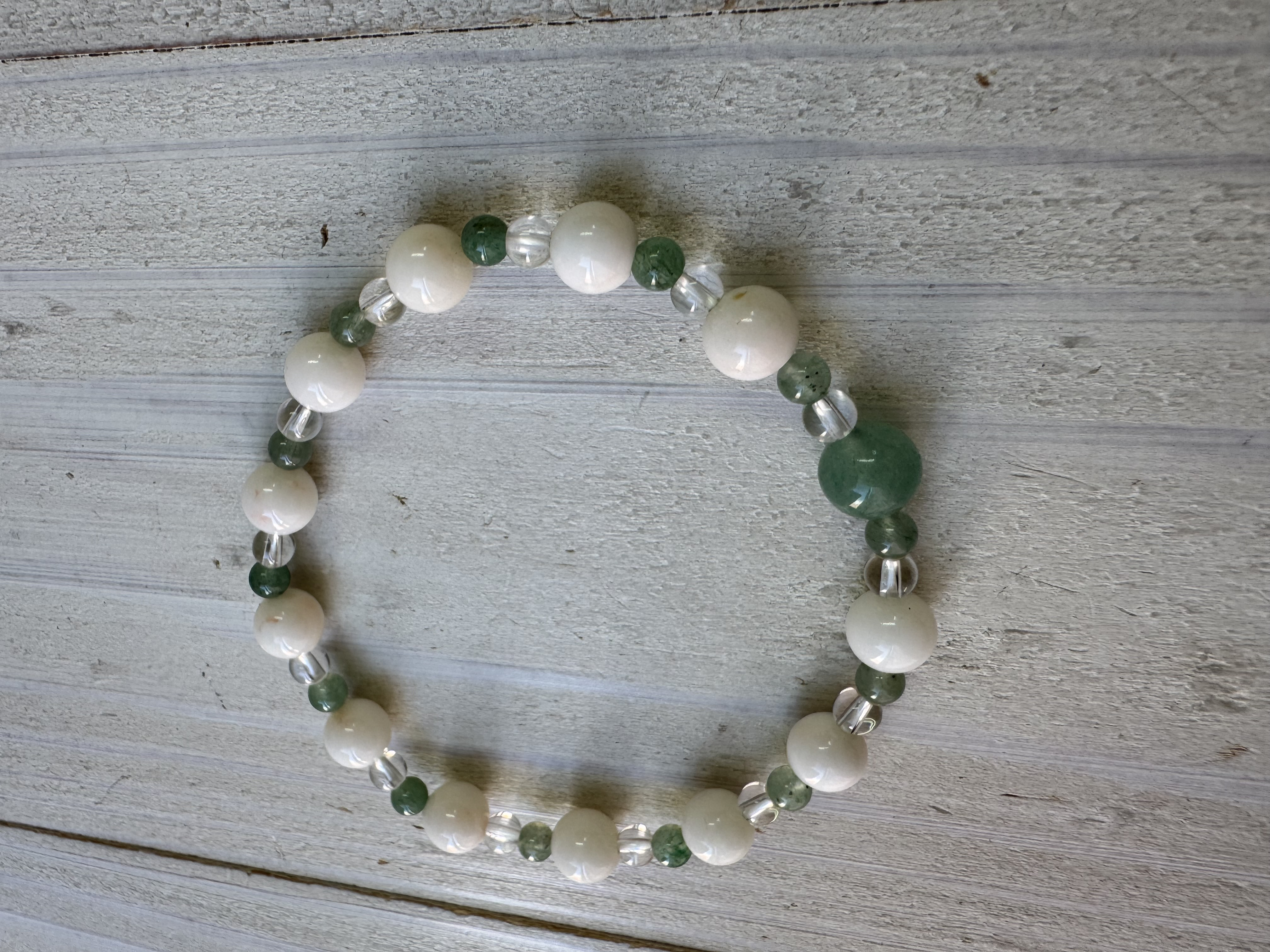 【一点もの】みどりの天然石アベンチュリンとホワイトコーラルのブレスレット（シリコンゴム）