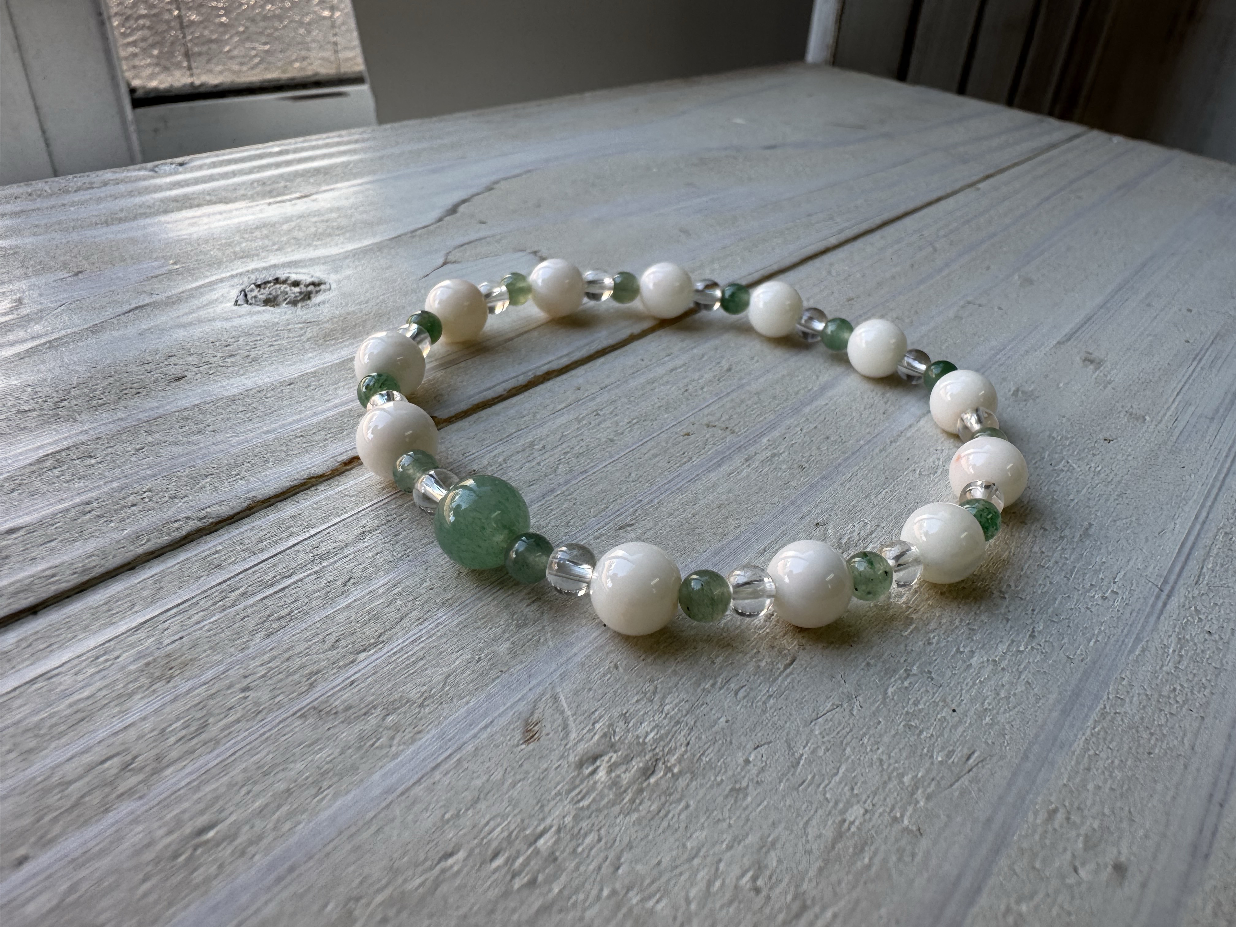 【一点もの】みどりの天然石アベンチュリンとホワイトコーラルのブレスレット（シリコンゴム）
