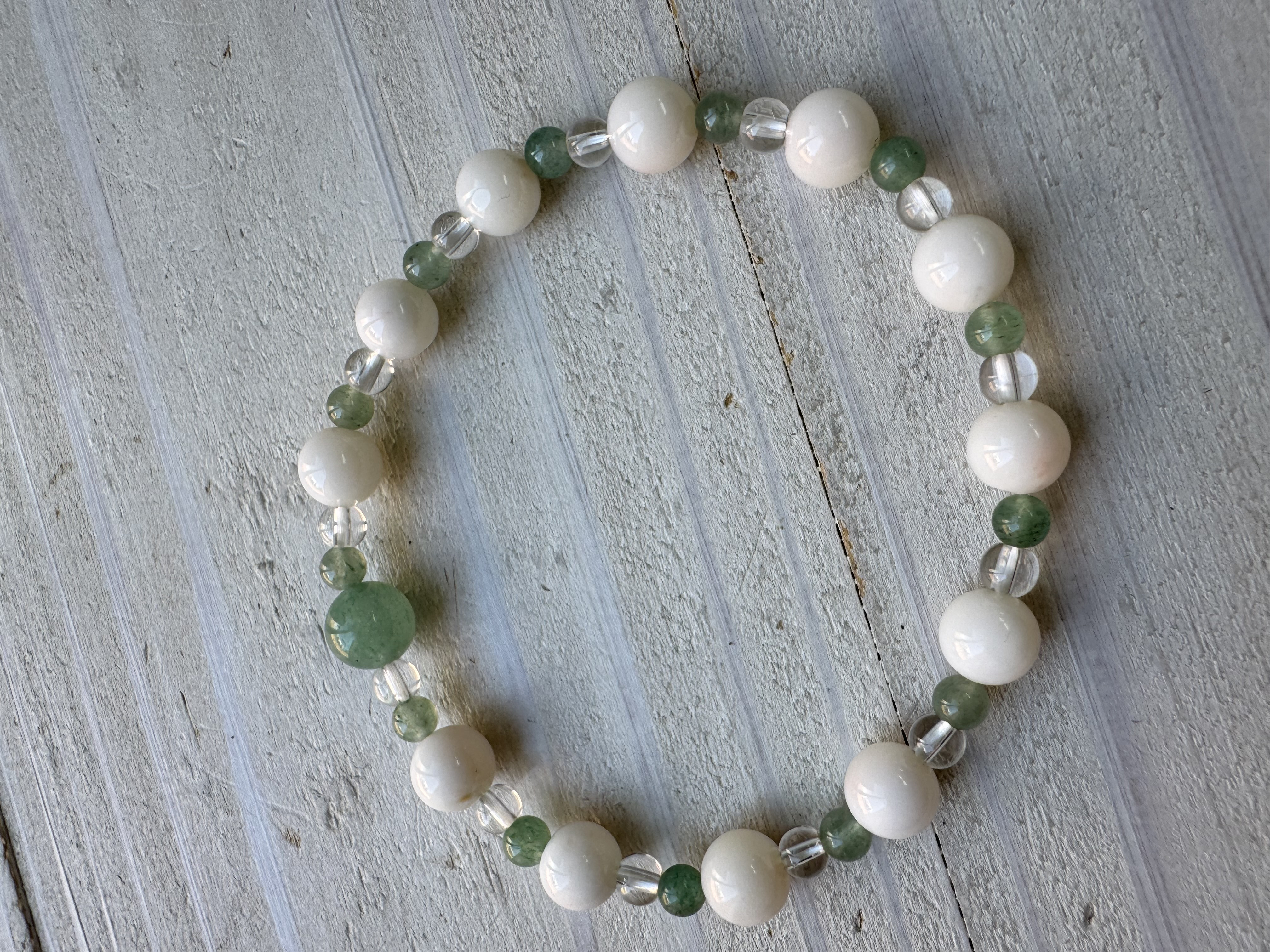 【一点もの】みどりの天然石アベンチュリンとホワイトコーラルのブレスレット（シリコンゴム）