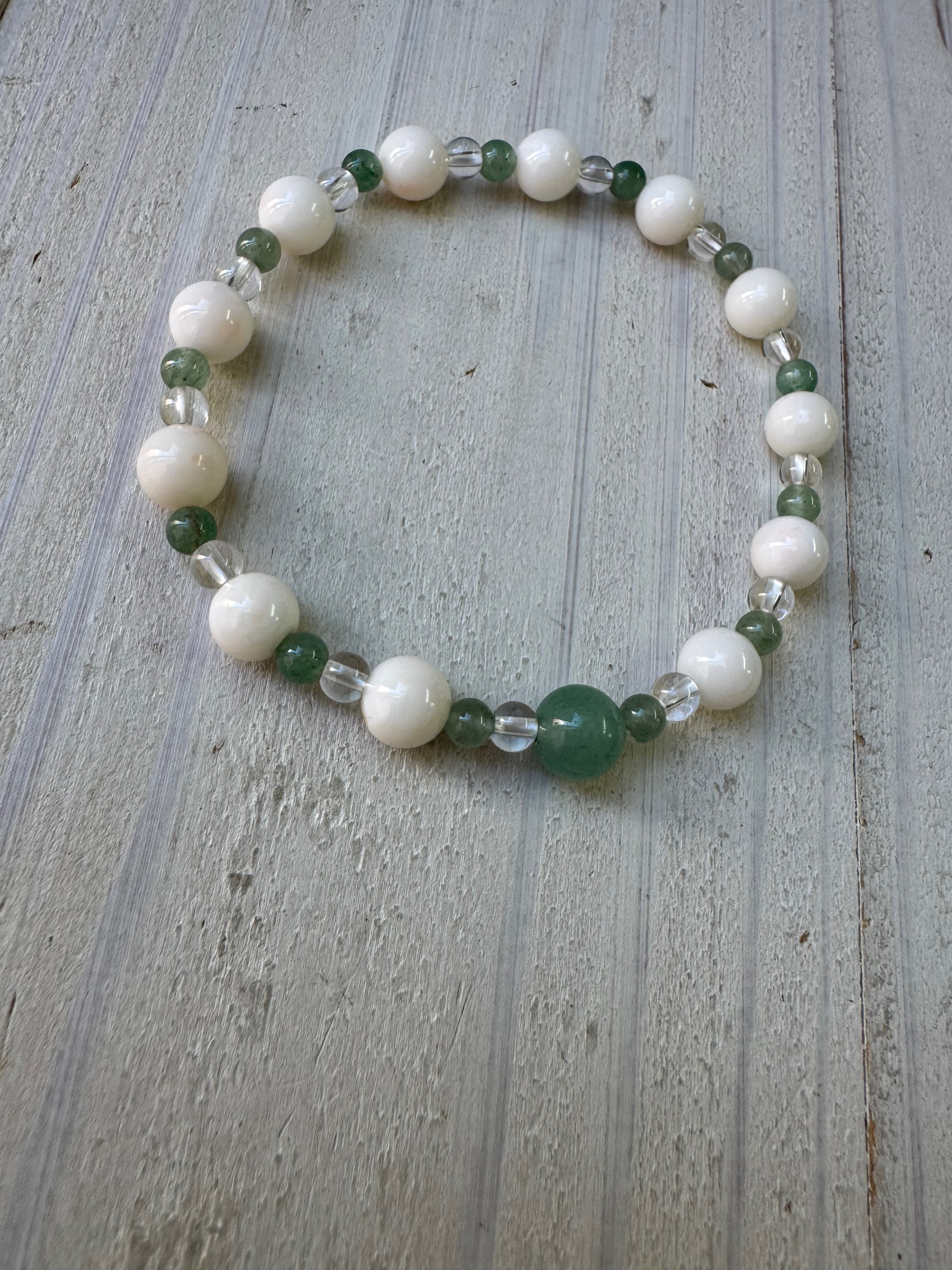 【一点もの】みどりの天然石アベンチュリンとホワイトコーラルのブレスレット（シリコンゴム）