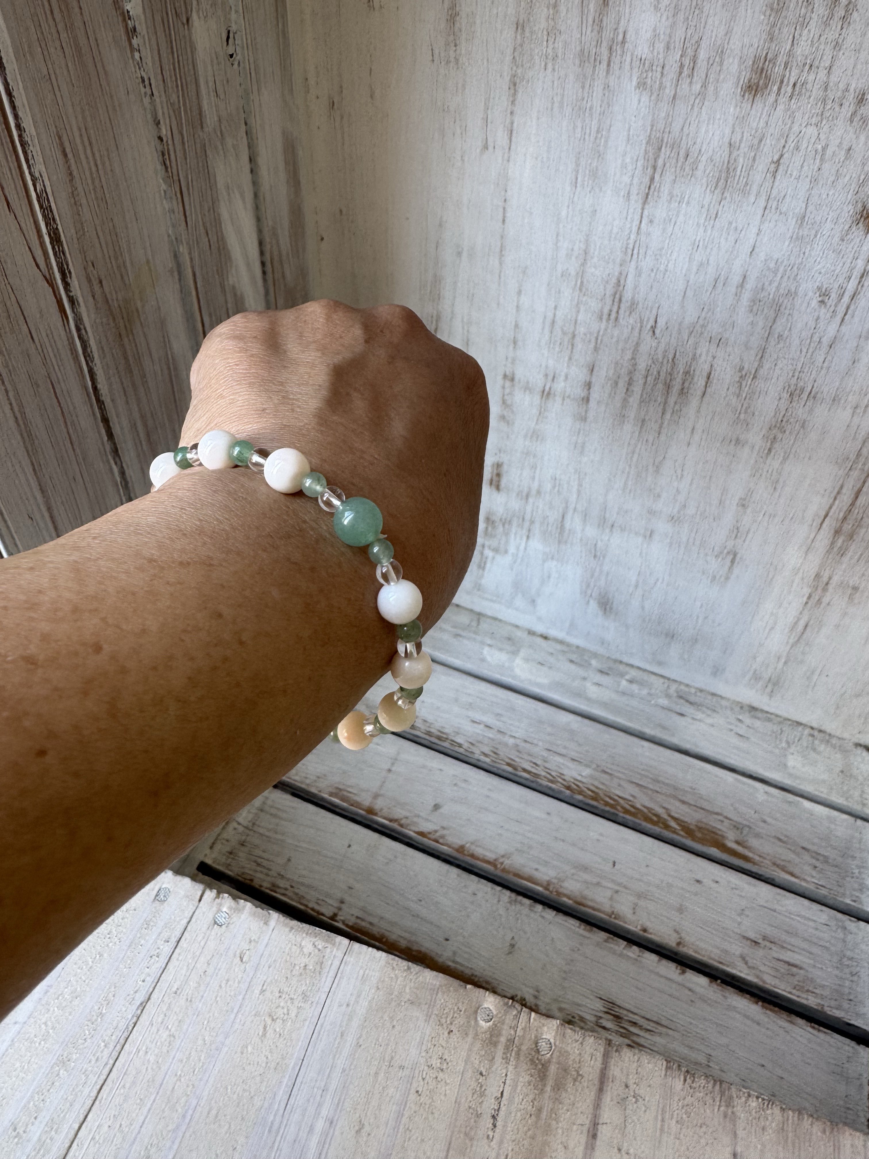 【一点もの】みどりの天然石アベンチュリンとホワイトコーラルのブレスレット（シリコンゴム）