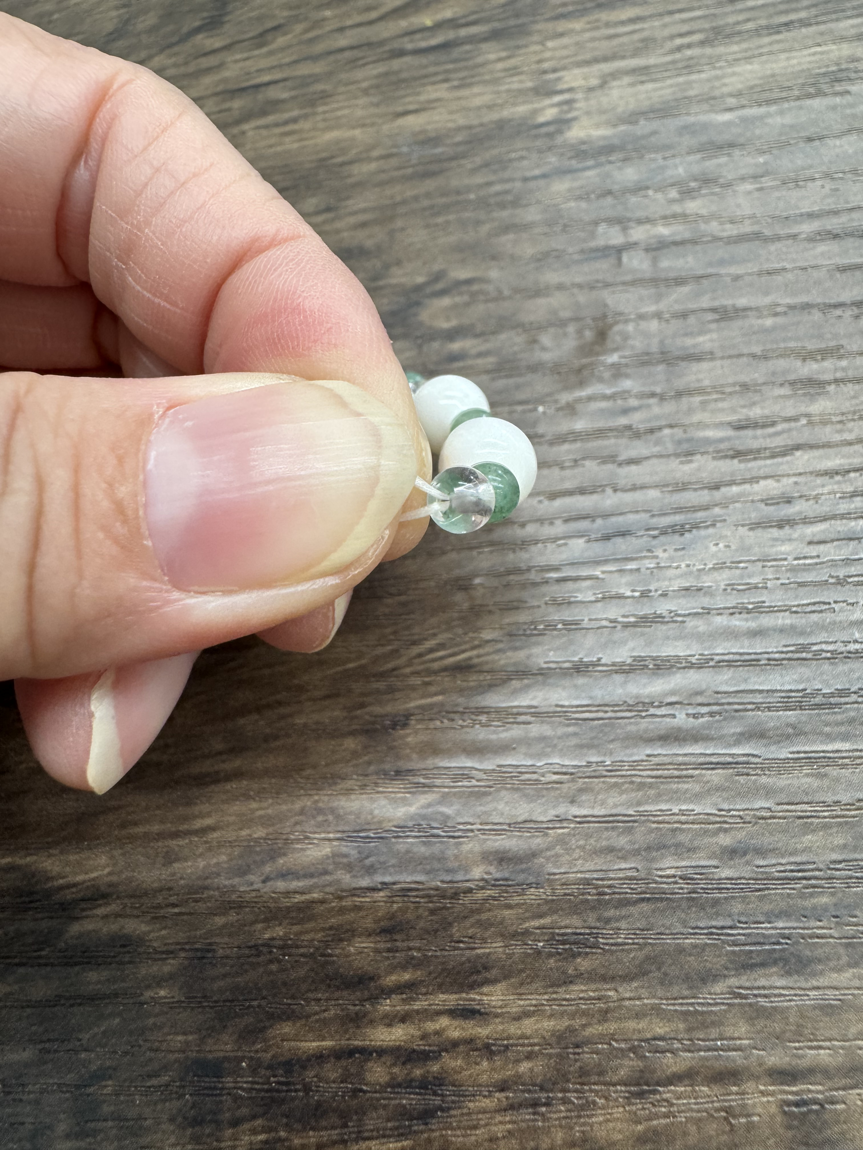 【一点もの】みどりの天然石アベンチュリンとホワイトコーラルのブレスレット（シリコンゴム）