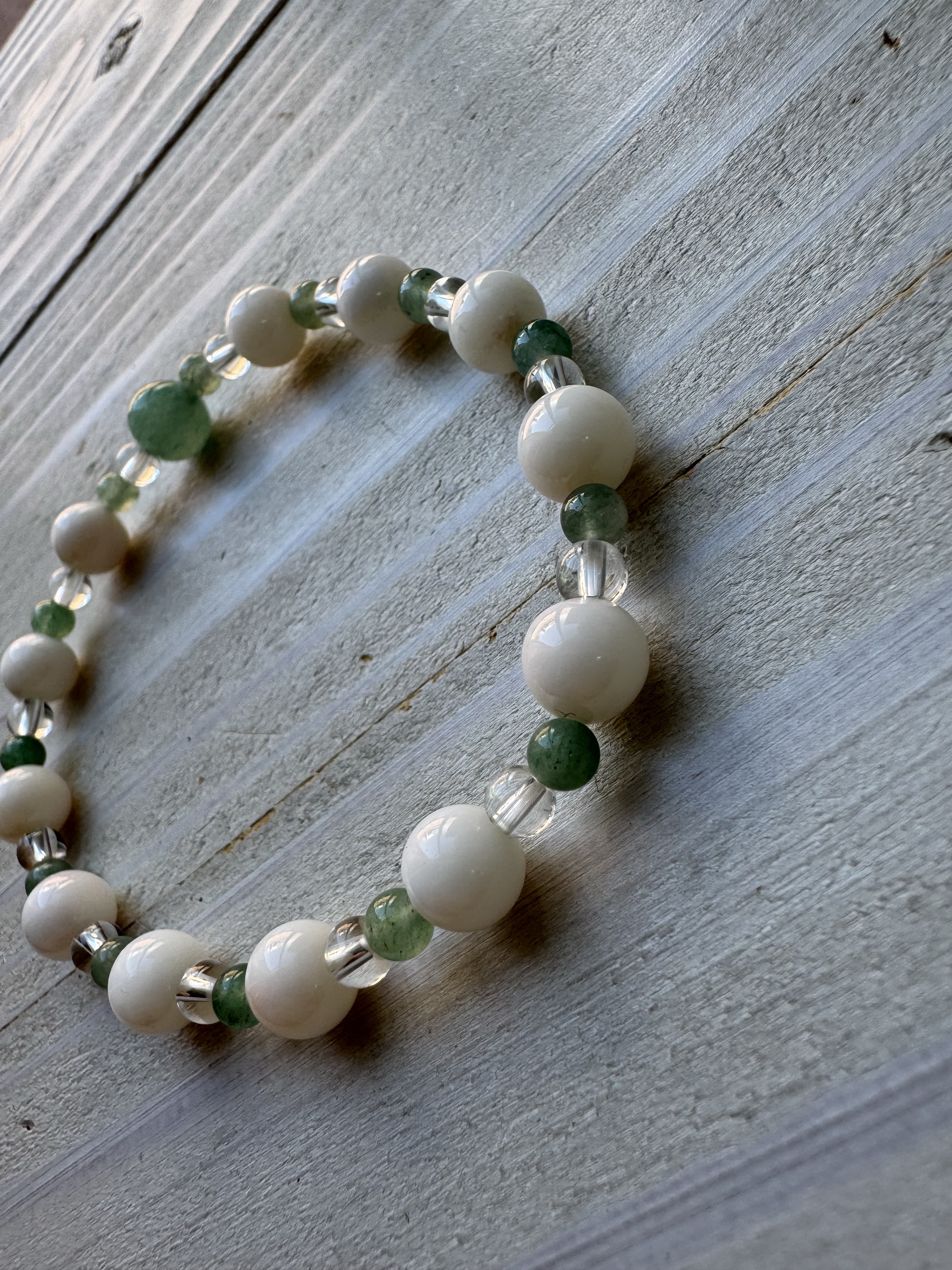 【一点もの】みどりの天然石アベンチュリンとホワイトコーラルのブレスレット（シリコンゴム）