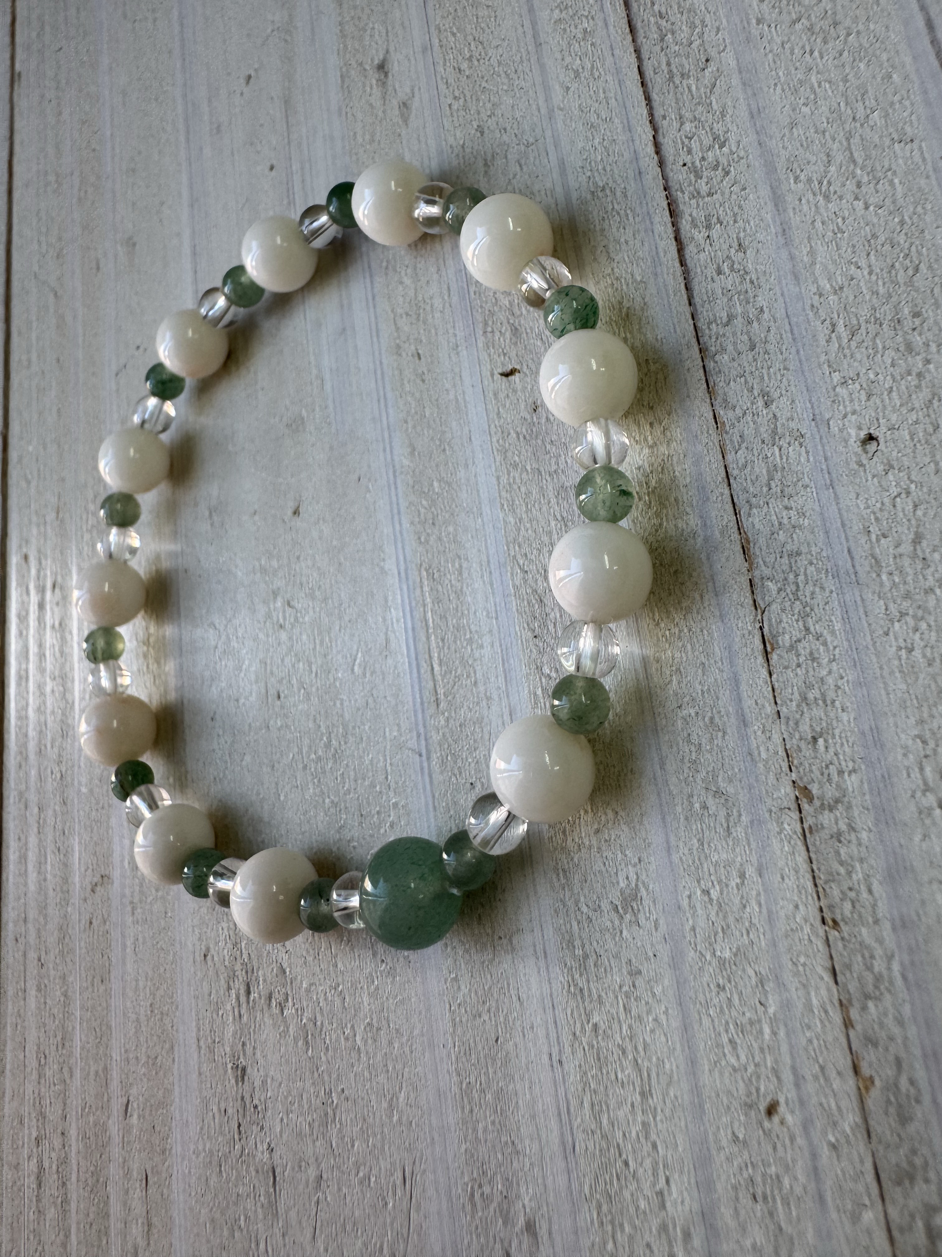 【一点もの】みどりの天然石アベンチュリンとホワイトコーラルのブレスレット（シリコンゴム）