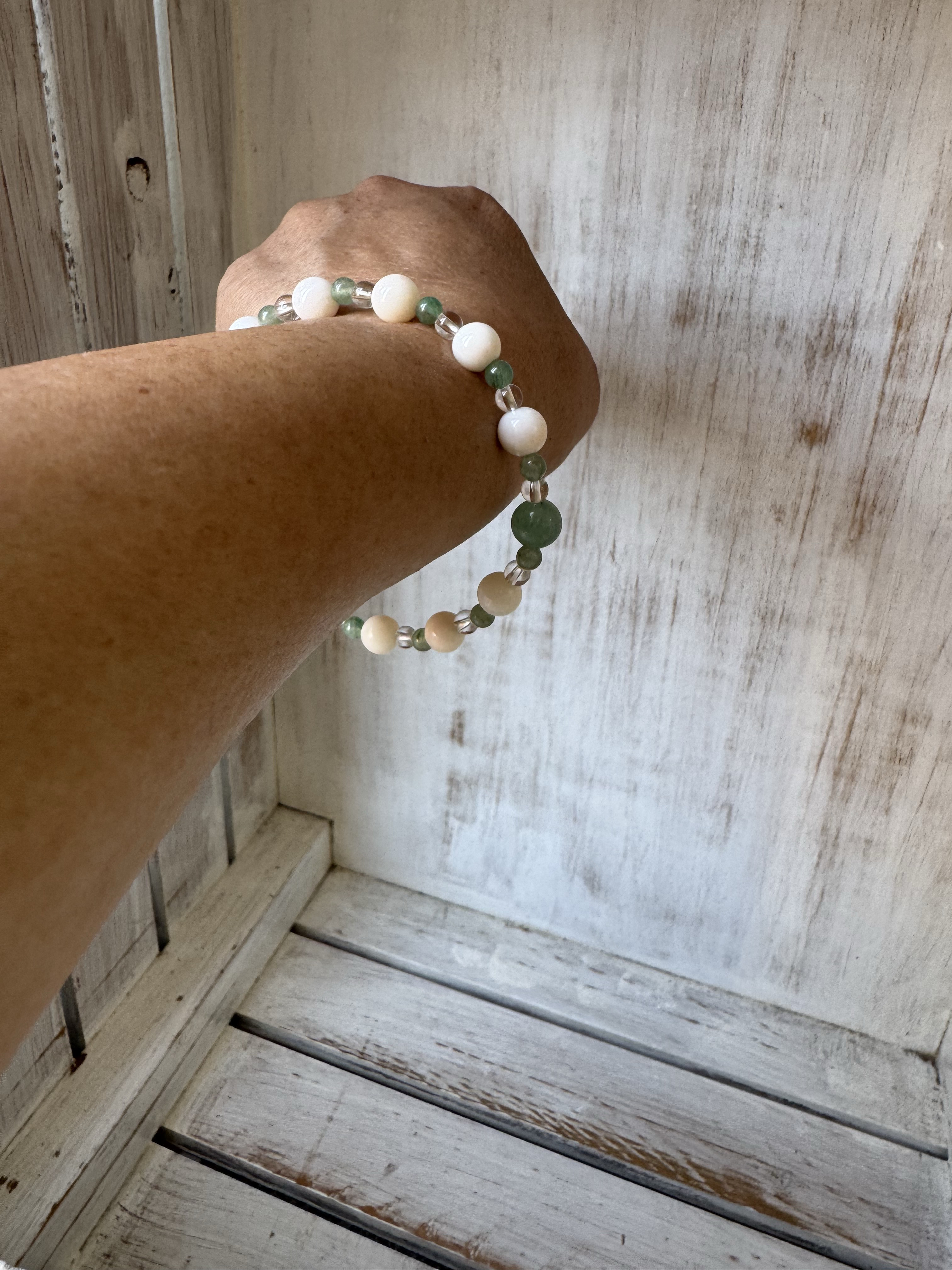 【一点もの】みどりの天然石アベンチュリンとホワイトコーラルのブレスレット（シリコンゴム）