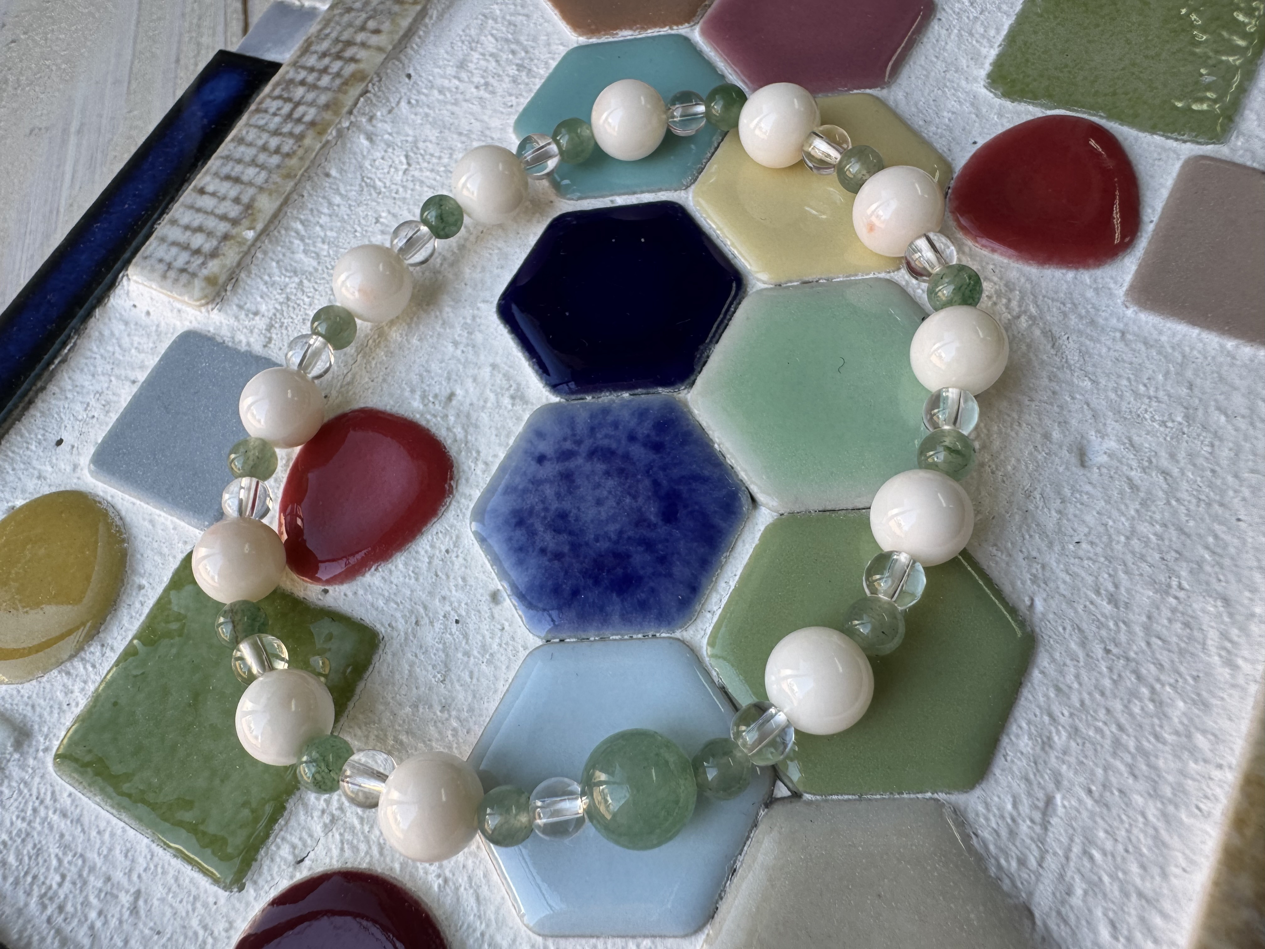 【一点もの】みどりの天然石アベンチュリンとホワイトコーラルのブレスレット（シリコンゴム）