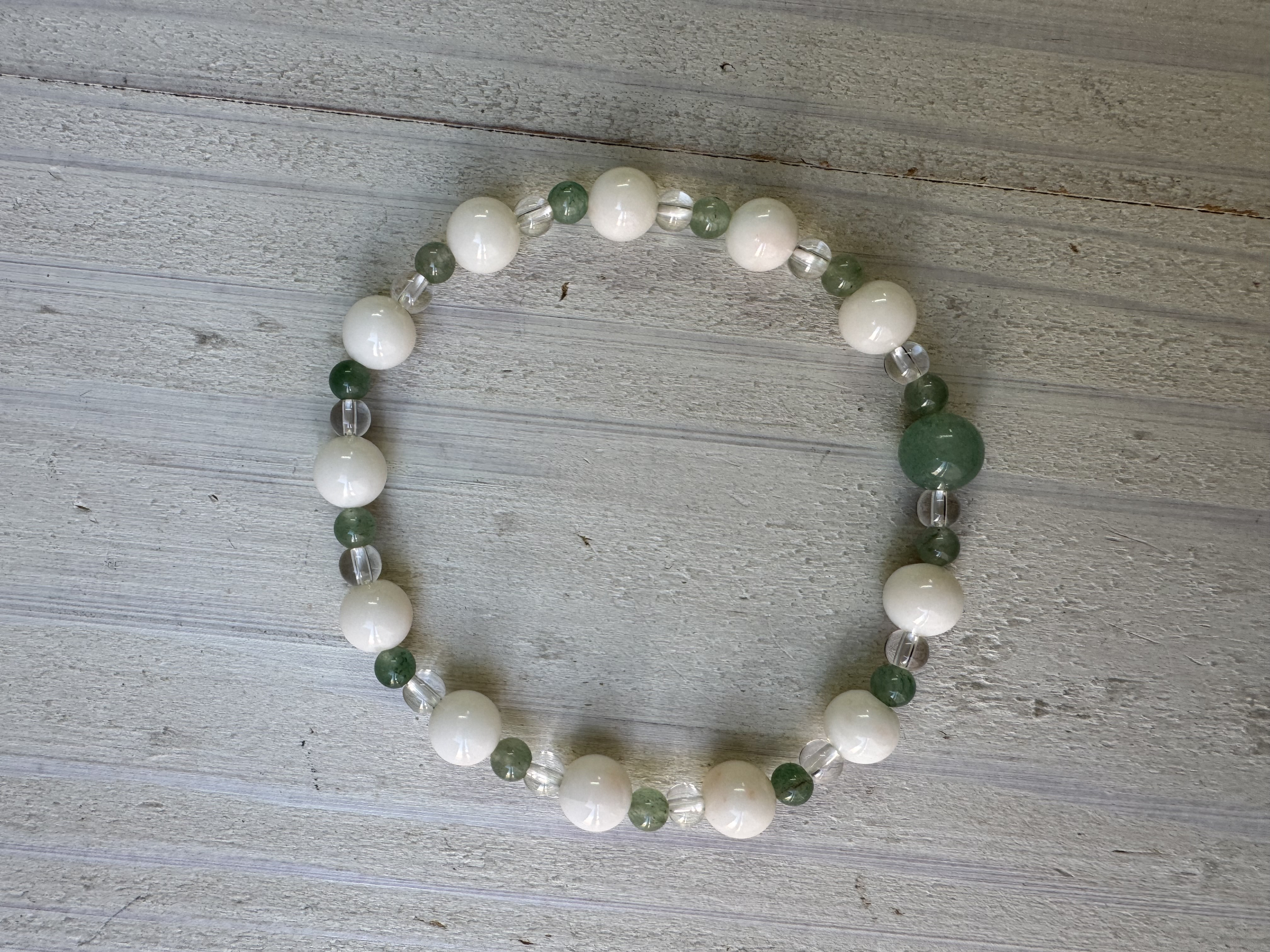 【一点もの】みどりの天然石アベンチュリンとホワイトコーラルのブレスレット（シリコンゴム）