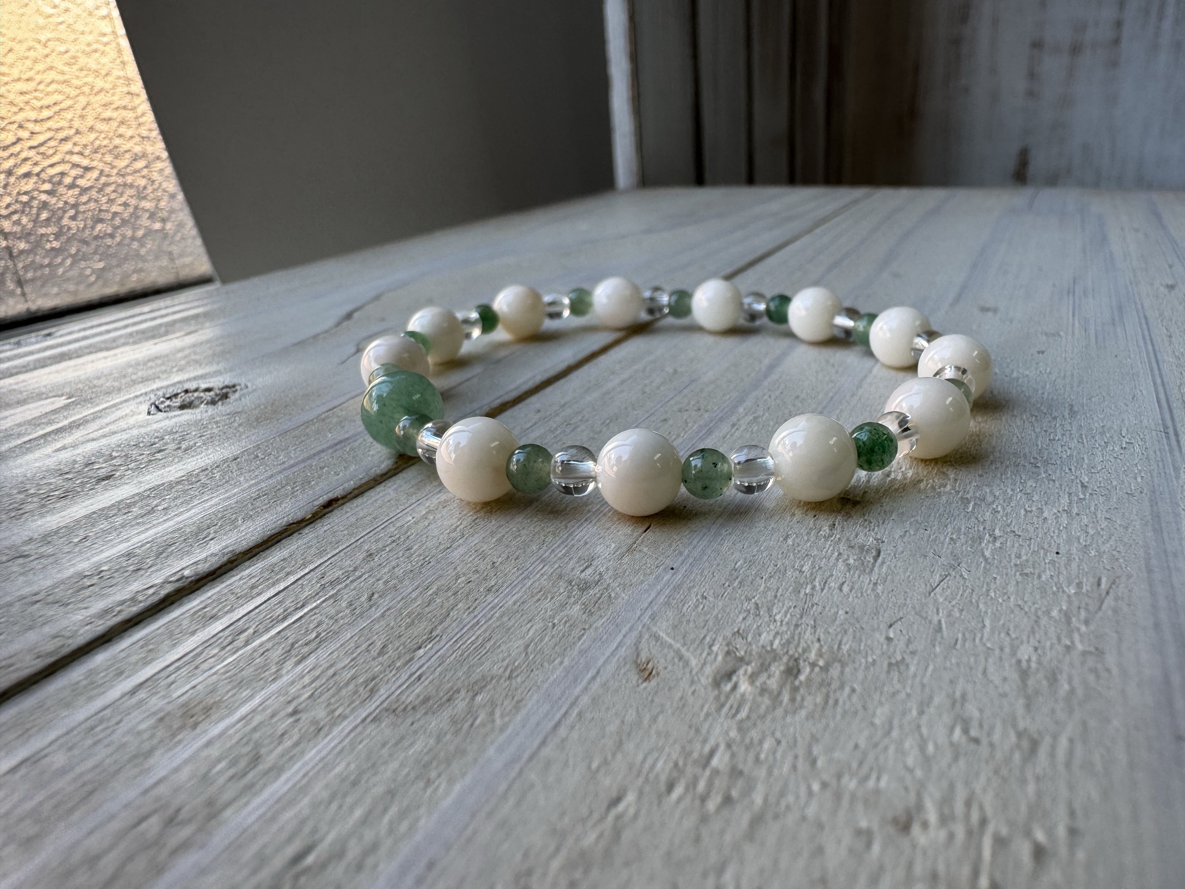【一点もの】みどりの天然石アベンチュリンとホワイトコーラルのブレスレット（シリコンゴム）