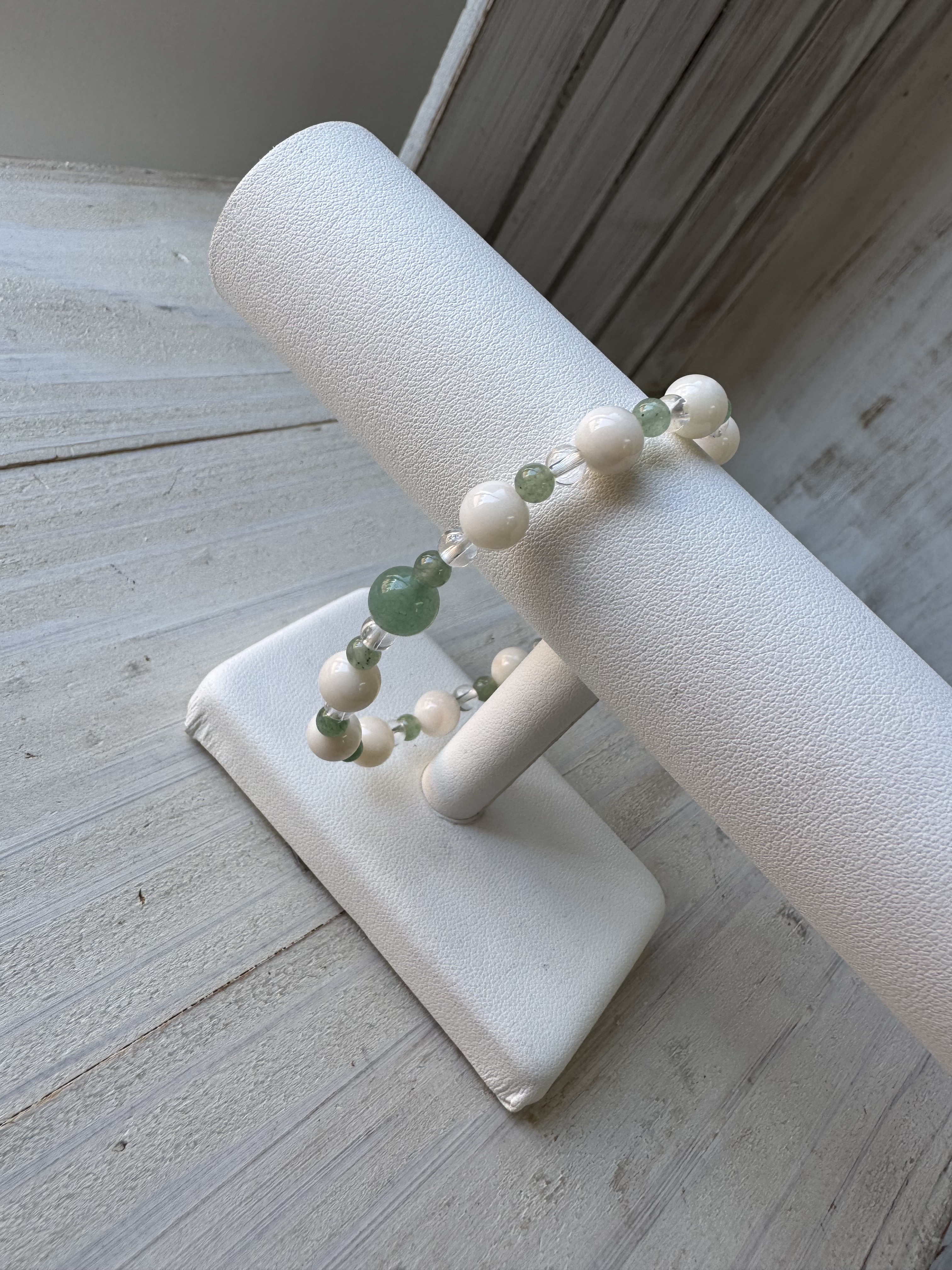 【一点もの】みどりの天然石アベンチュリンとホワイトコーラルのブレスレット（シリコンゴム）