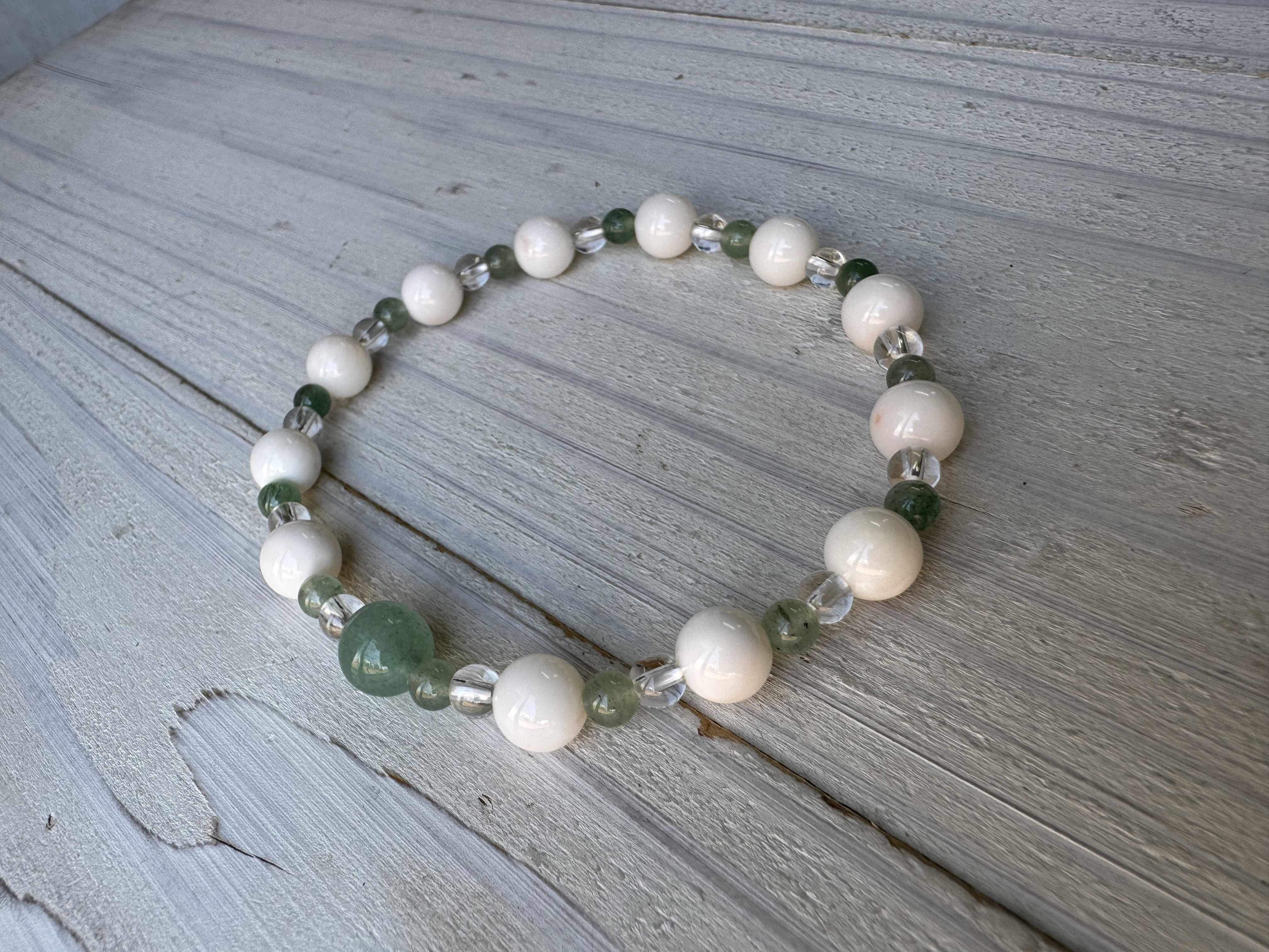 【一点もの】みどりの天然石アベンチュリンとホワイトコーラルのブレスレット（シリコンゴム）