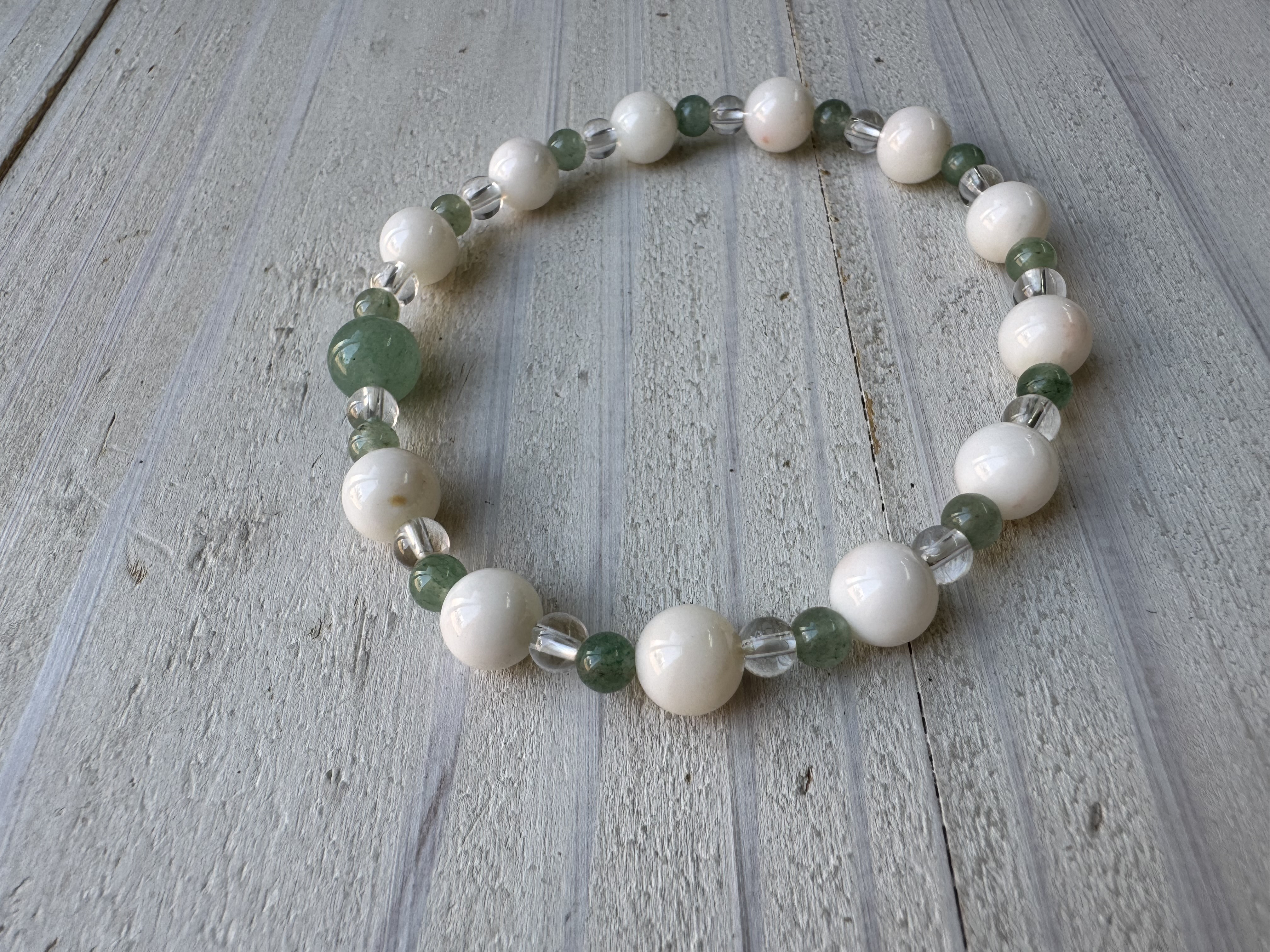 【一点もの】みどりの天然石アベンチュリンとホワイトコーラルのブレスレット（シリコンゴム）