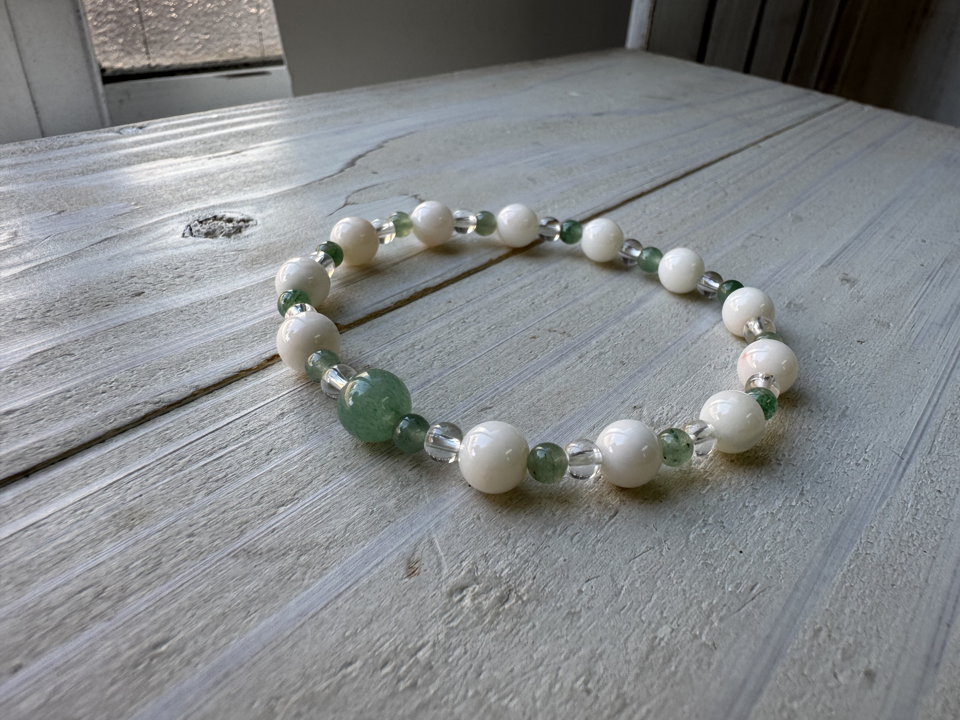 【一点もの】みどりの天然石アベンチュリンとホワイトコーラルのブレスレット（シリコンゴム）
