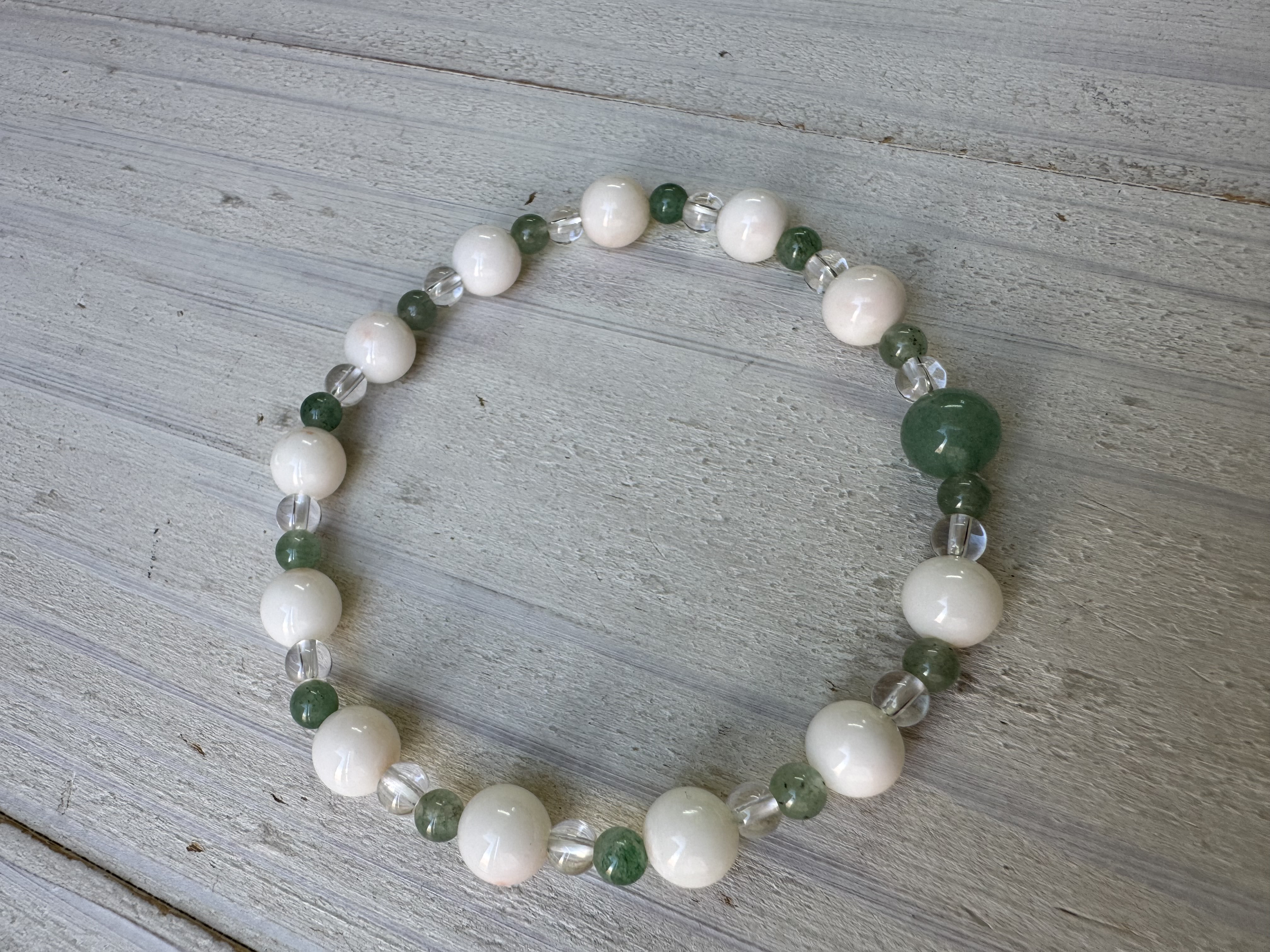 【一点もの】みどりの天然石アベンチュリンとホワイトコーラルのブレスレット（シリコンゴム）