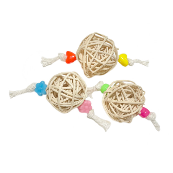日本製 インコ かじりおもちゃ ミニ ラタンボール 籐 ボール 天然木 安心安全 3個セット 直径約3cm 原色 1枚目の画像