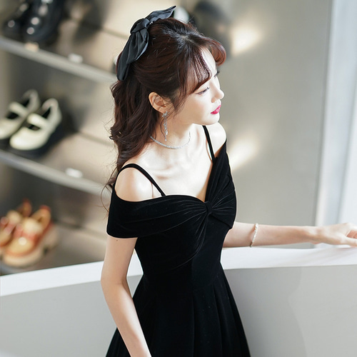 オフショルダー黒パーティードレス　ベロア オフショルダー 黒 サテン/ベロア パーティードレス シンプル 韓国風