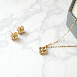 【11月限定】シトリンの小さなお花ネックレス　サージカルステンレス　シンプル　ギフト 2枚目の画像