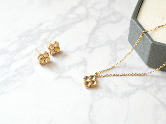 【11月限定】シトリンの小さなお花ネックレス　サージカルステンレス　シンプル　ギフト 2枚目の画像